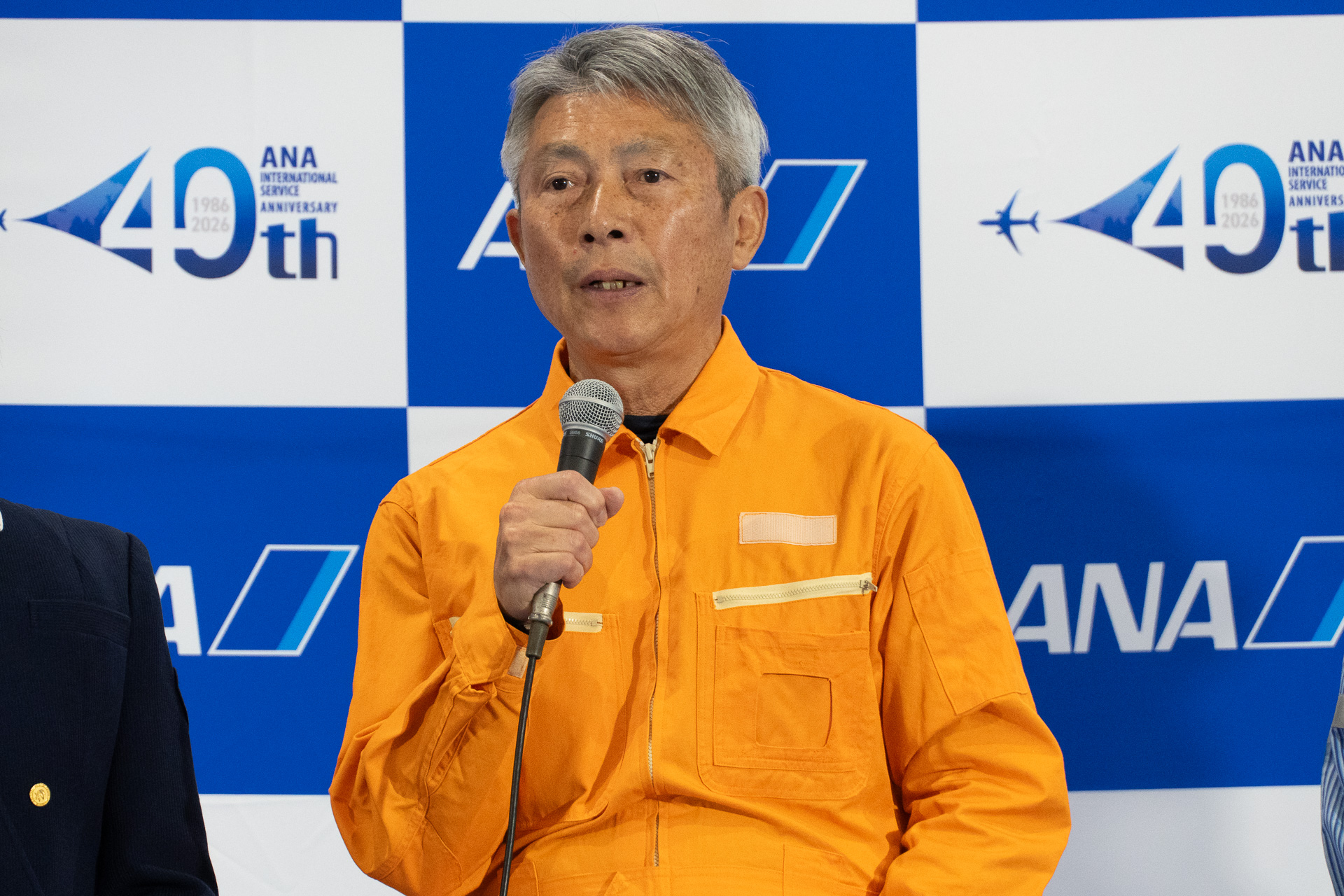 当時の全日空ロゴが入った制服を着用する整備士の内村昇一さん