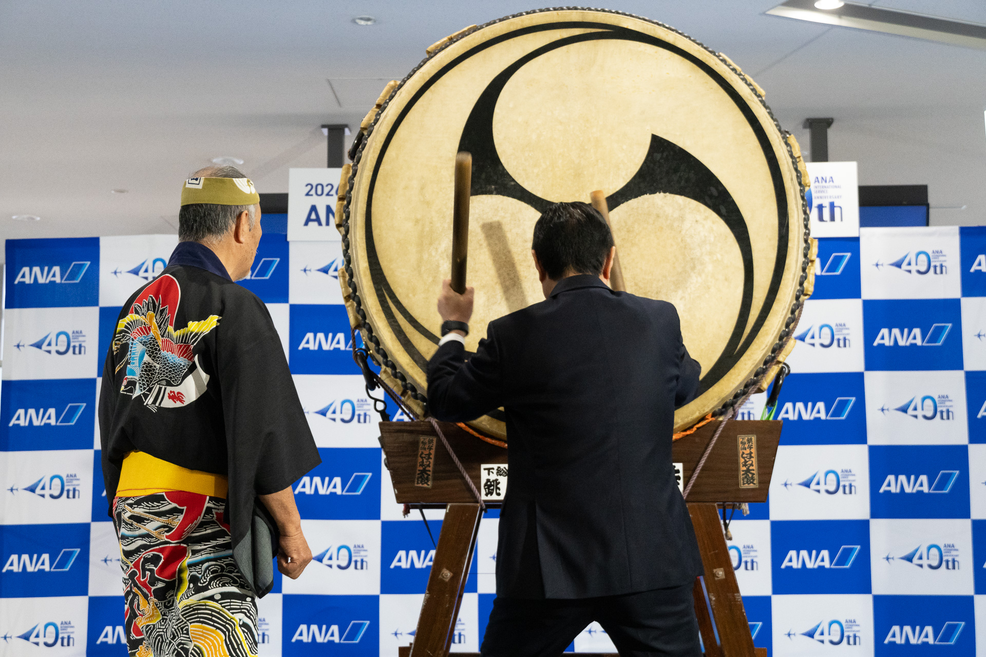 銚子はね太鼓の皆さんによる勇ましいパフォーマンスに、搭乗を待つ利用者から多くの拍手が沸き起こっていた