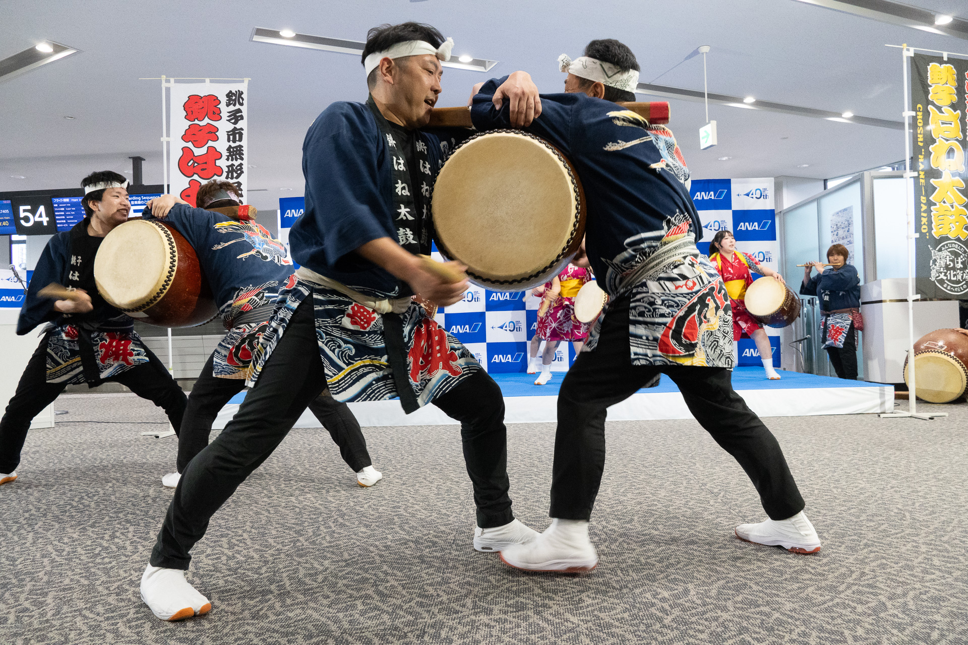 銚子はね太鼓の皆さんによる勇ましいパフォーマンスに、搭乗を待つ利用者から多くの拍手が沸き起こっていた