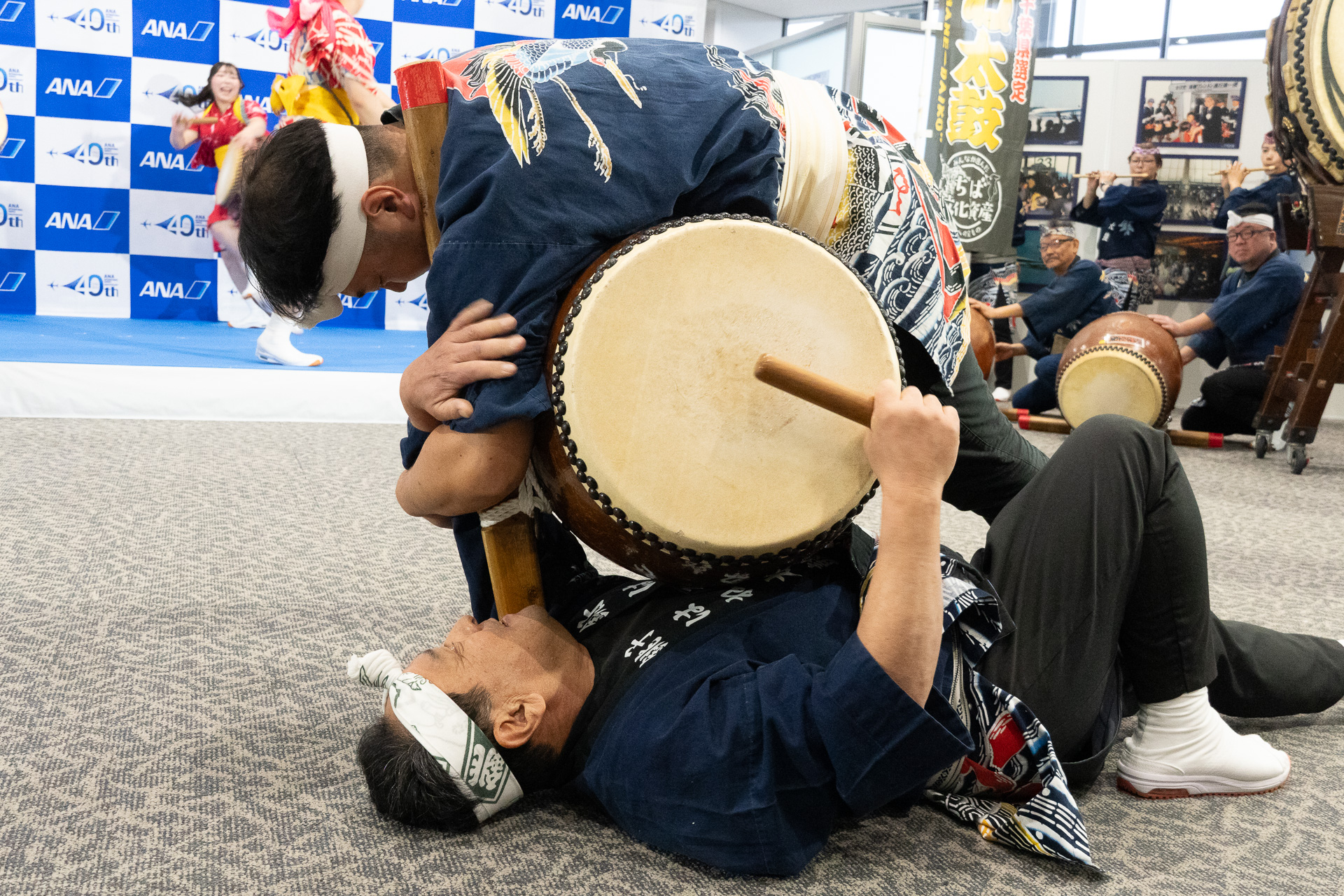 銚子はね太鼓の皆さんによる勇ましいパフォーマンスに、搭乗を待つ利用者から多くの拍手が沸き起こっていた