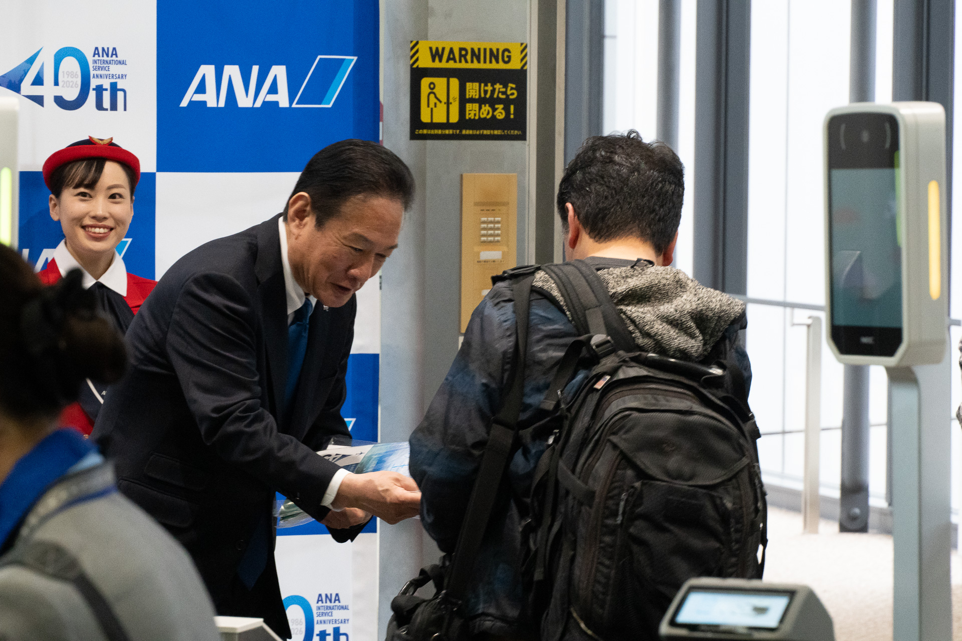 井上氏自ら記念品の配布を行なう