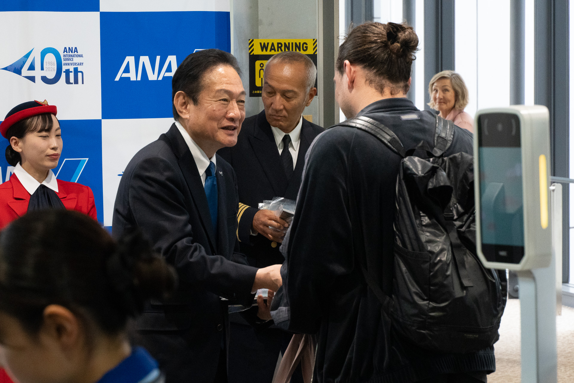 井上氏自ら記念品の配布を行なう