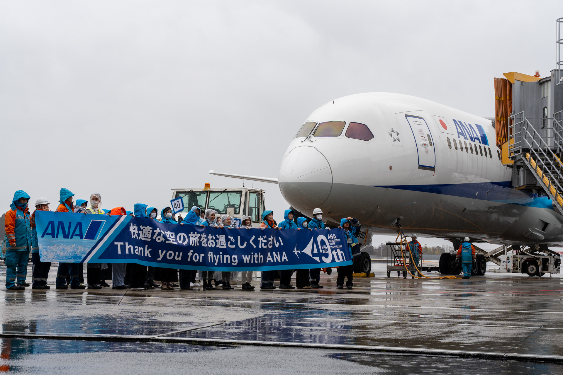 出発を待つNH881便