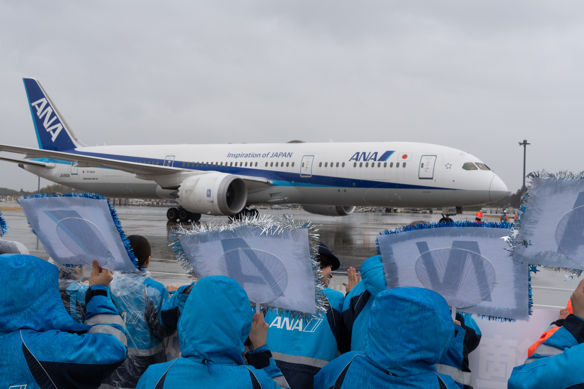 雨のなか、多くの社員が国際線40周年を記念する便の見送りを行なった