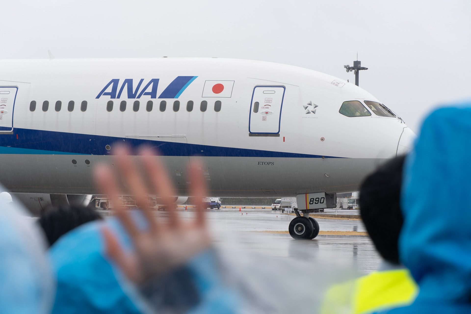 雨のなか、多くの社員が国際線40周年を記念する便の見送りを行なった