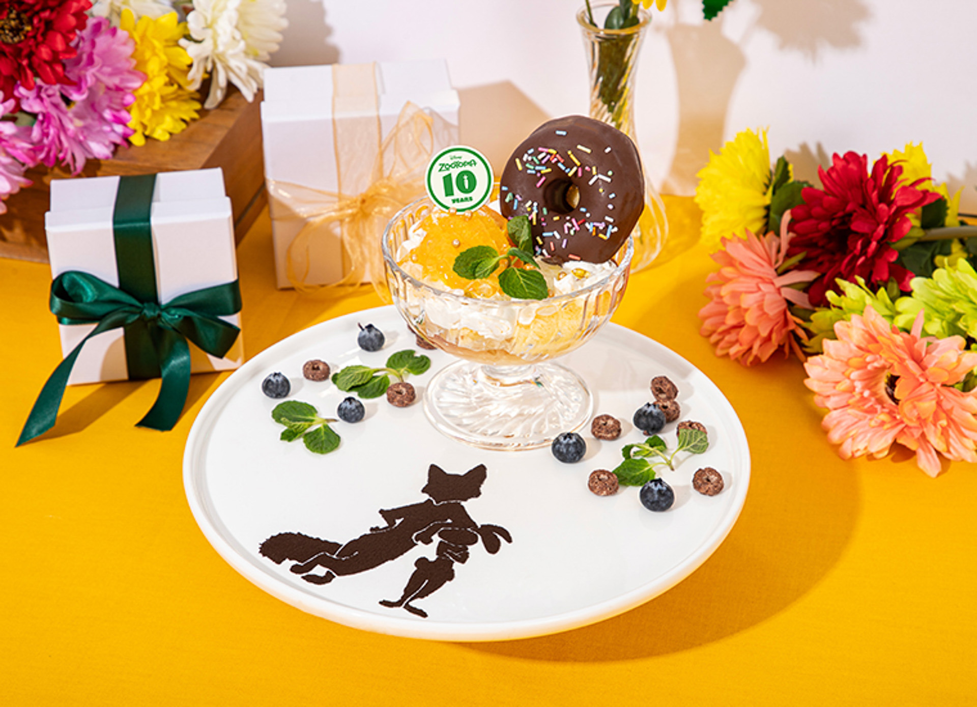 商品名：10thアニバーサリー・ビッグドーナツパフェ（1590円）※3月6日～