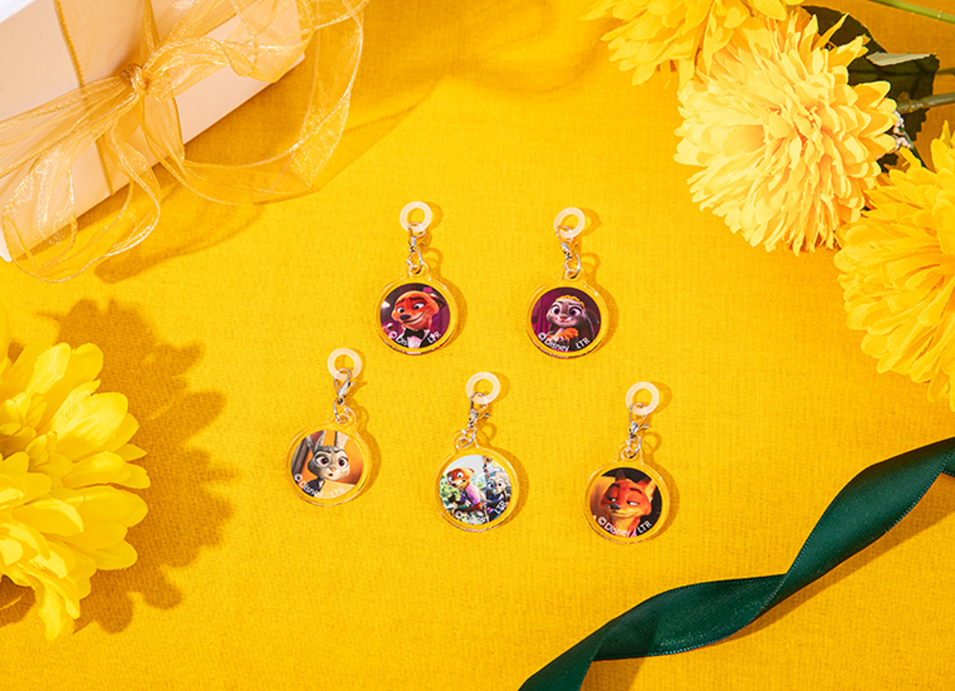 カフェに併設のショップではカフェならではのアイテムを揃える。ストローチャーム ランダム5種（660円）