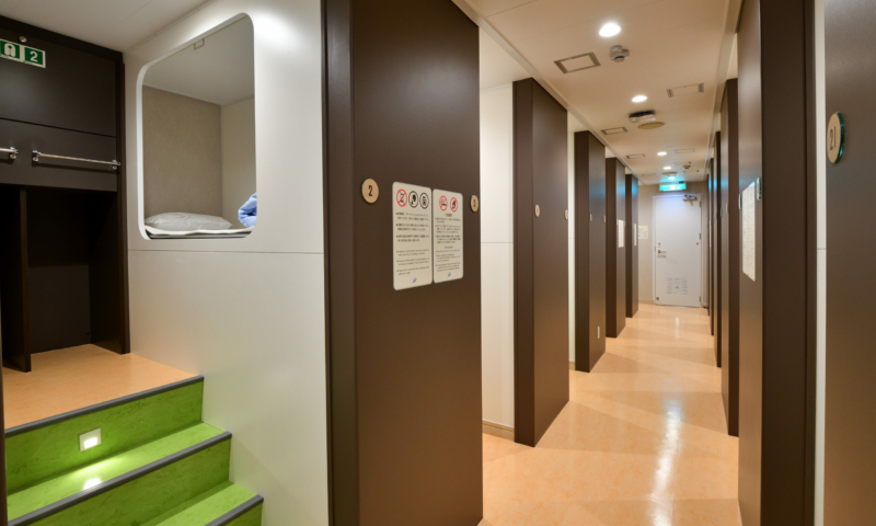 2段ベッド相部屋の「ツーリストA」。下段と上段が互い違いの入口でプライベート空間も確保