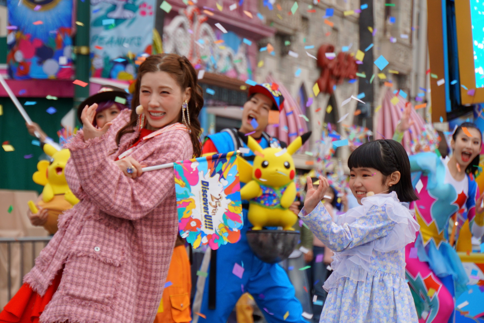 USJファン代表として駆けつけた仲里依紗さん（左）、永尾柚乃さん（右）