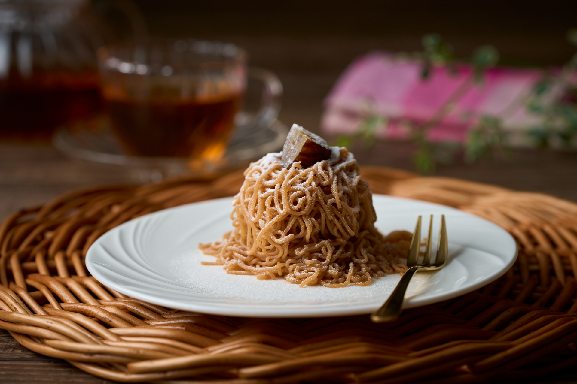 アフタヌーンティー名物「貴婦人のモンブラン」。注文を受けてからクリームを絞り、1つひとつ丁寧に目の前で仕上げる