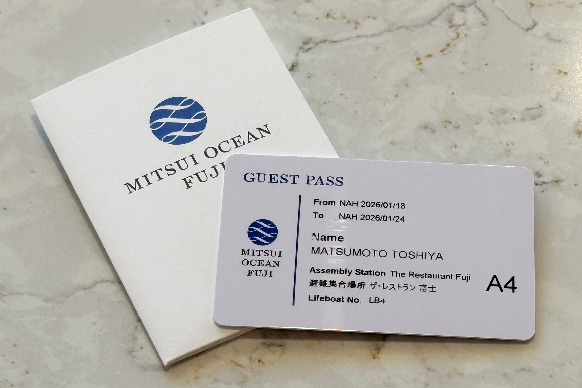 ルームキーを兼ねる「GUEST PASS」には乗船前にクレジットカードを紐付けてあるため、料金に含まれない決済はこのカードで完結する。避難時のグループ分けも記載してあった