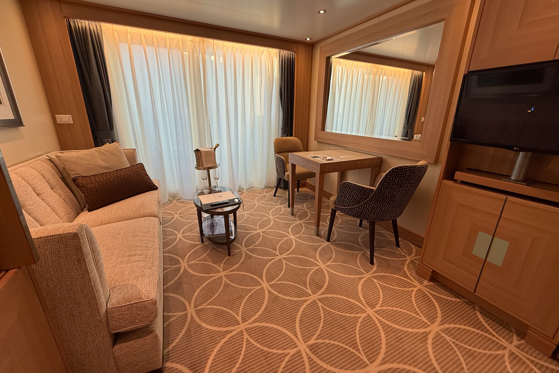 リビングエリアにはソファやダイニングセット