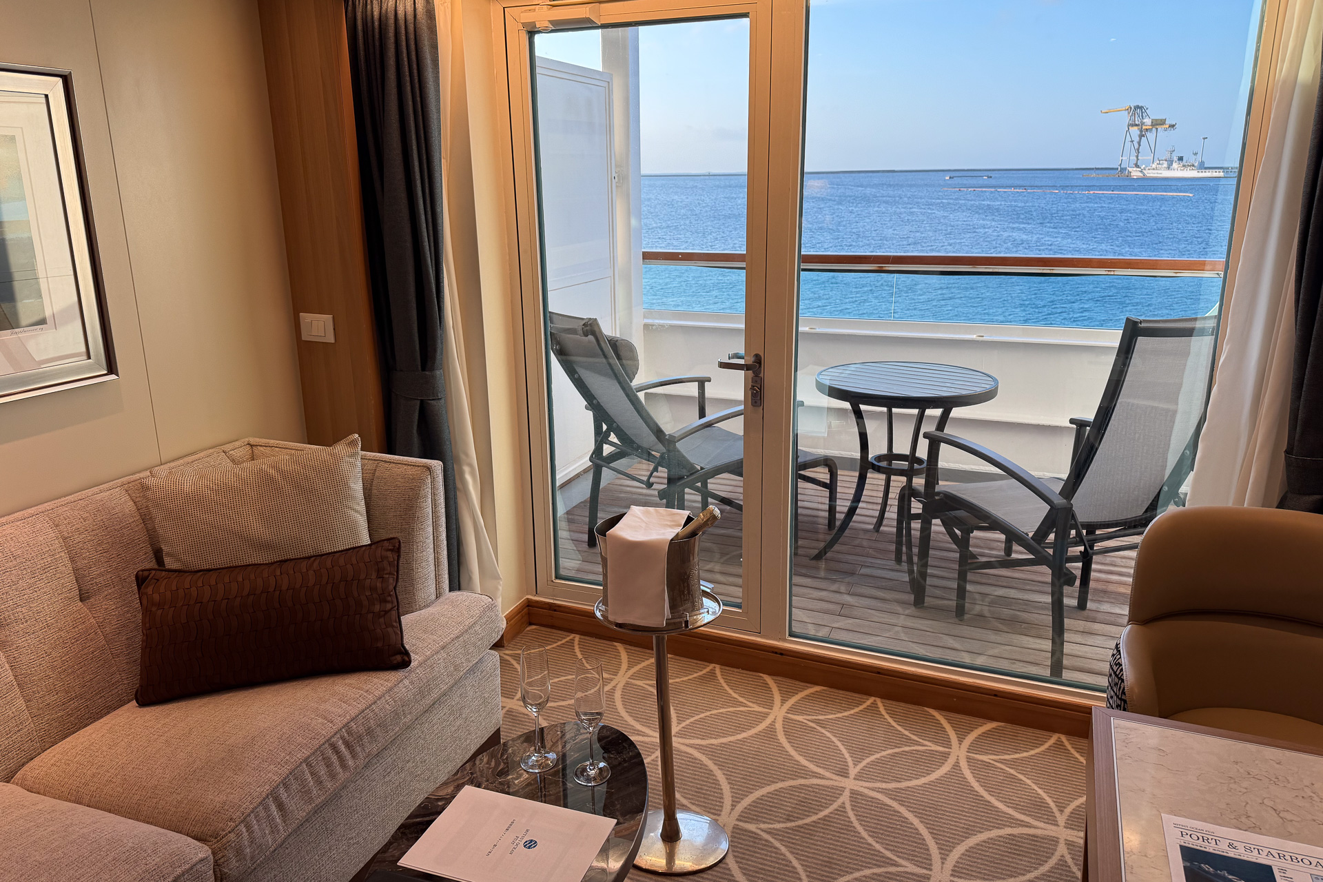 室内からベランダを見た様子