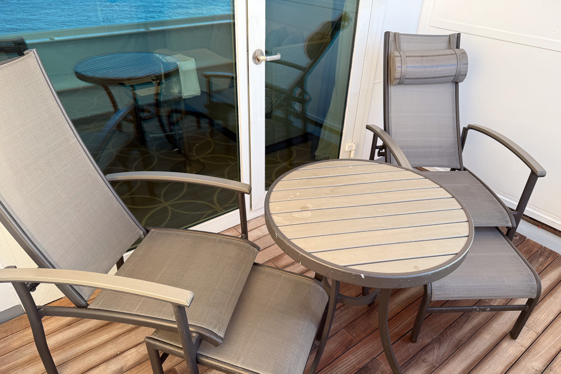 ベランダスイートFのベランダ。天気がよければルームサービスをここまで運んでもらうこともできる