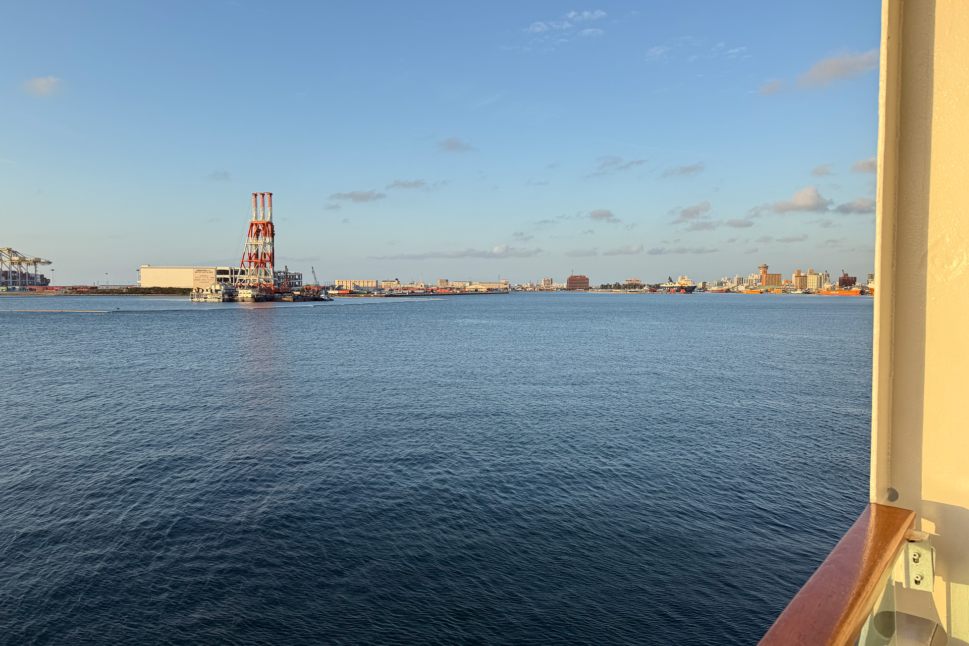 出航前に見た那覇港周辺の海