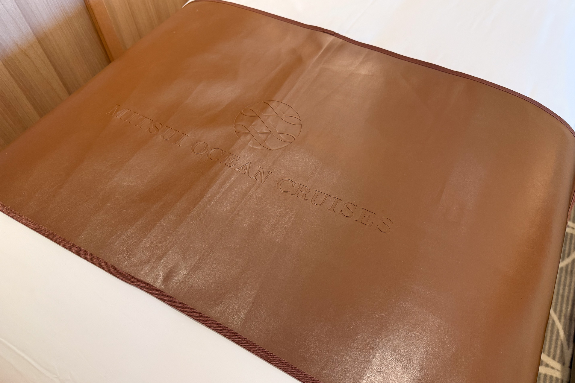 ベッドスロー。日本人はなかなか靴のままベッドに上がろうと考えないが、ロゴをエンボス加工した高級感ある作り