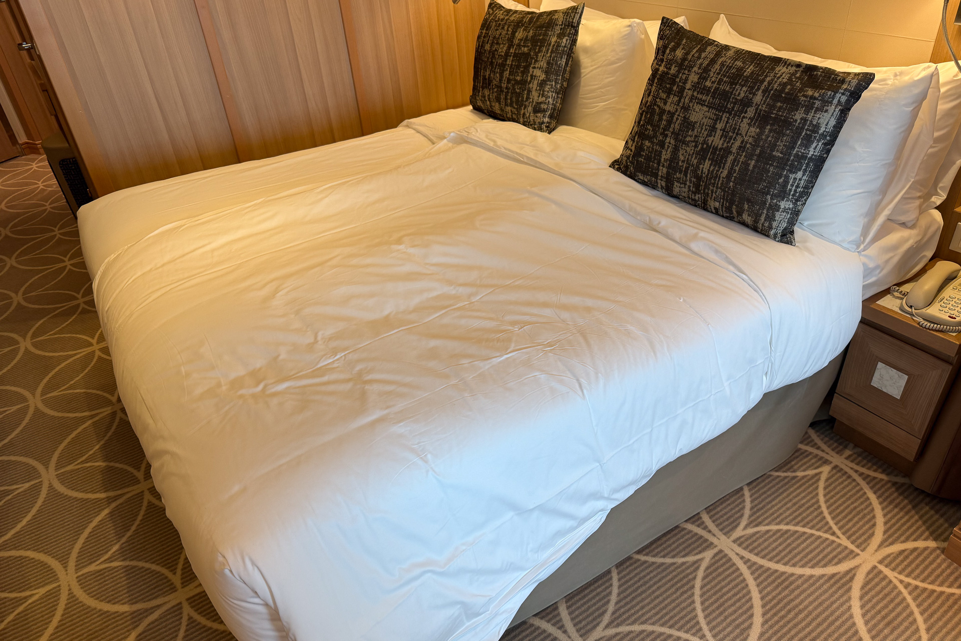 ベッドはツインだが、1台あたりの幅が狭い（ナローベッド）のでルームサービスに電話してくっつけてもらった