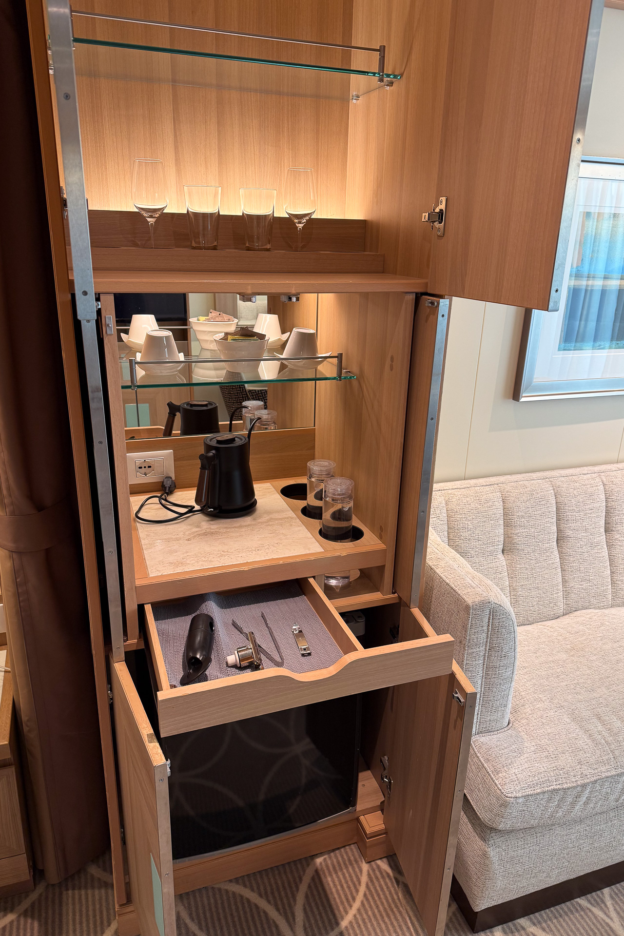 電気ケトルとカップ、グラス、飲料水など。引き出しに隠れてしまっているが、一番下に冷蔵庫がある（なかのドリンクも料金に含まれている）