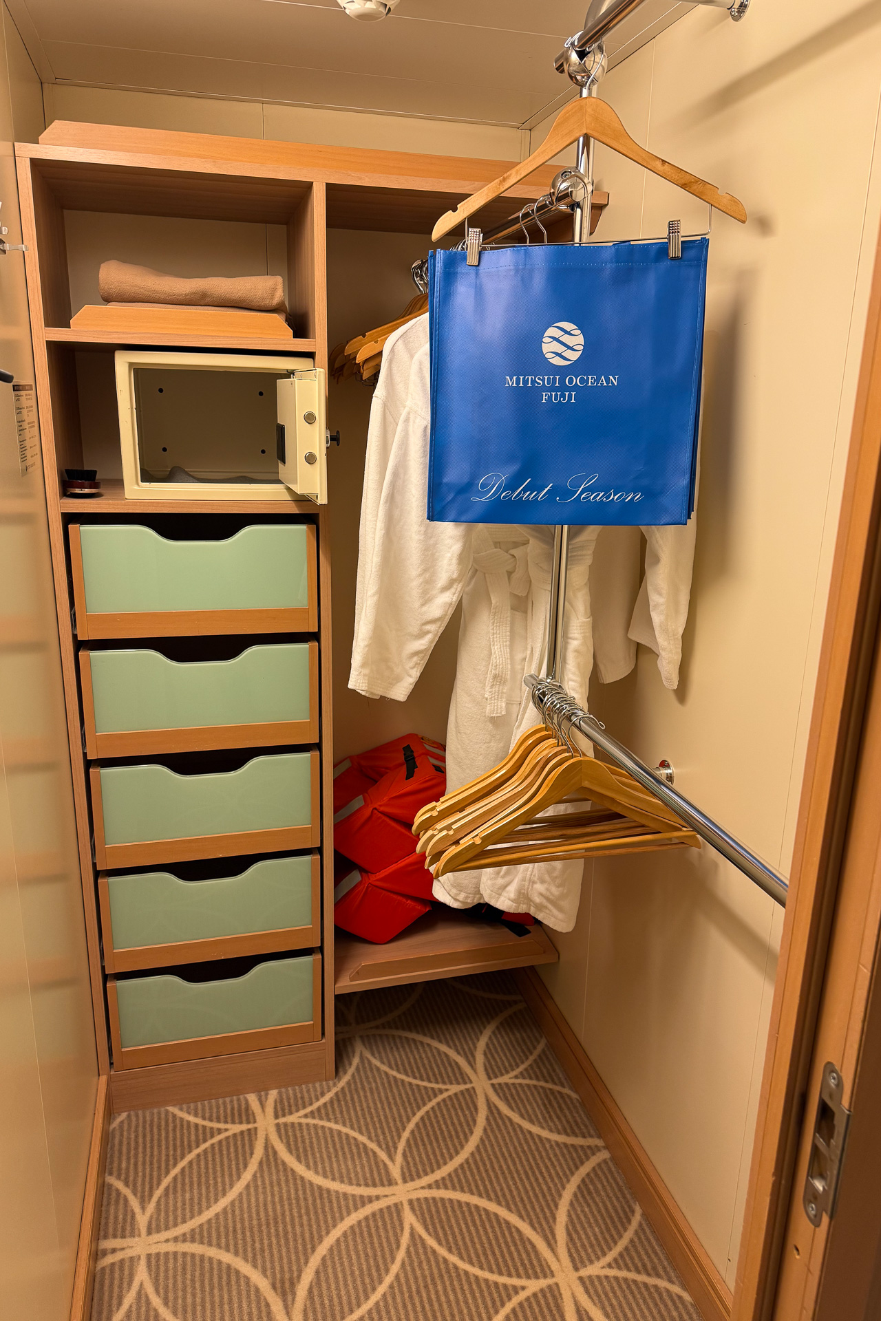 ウォークインクローゼットは壁一面の大きなハンガーラックと引き出し、セキュリティボックスなどで構成されていた