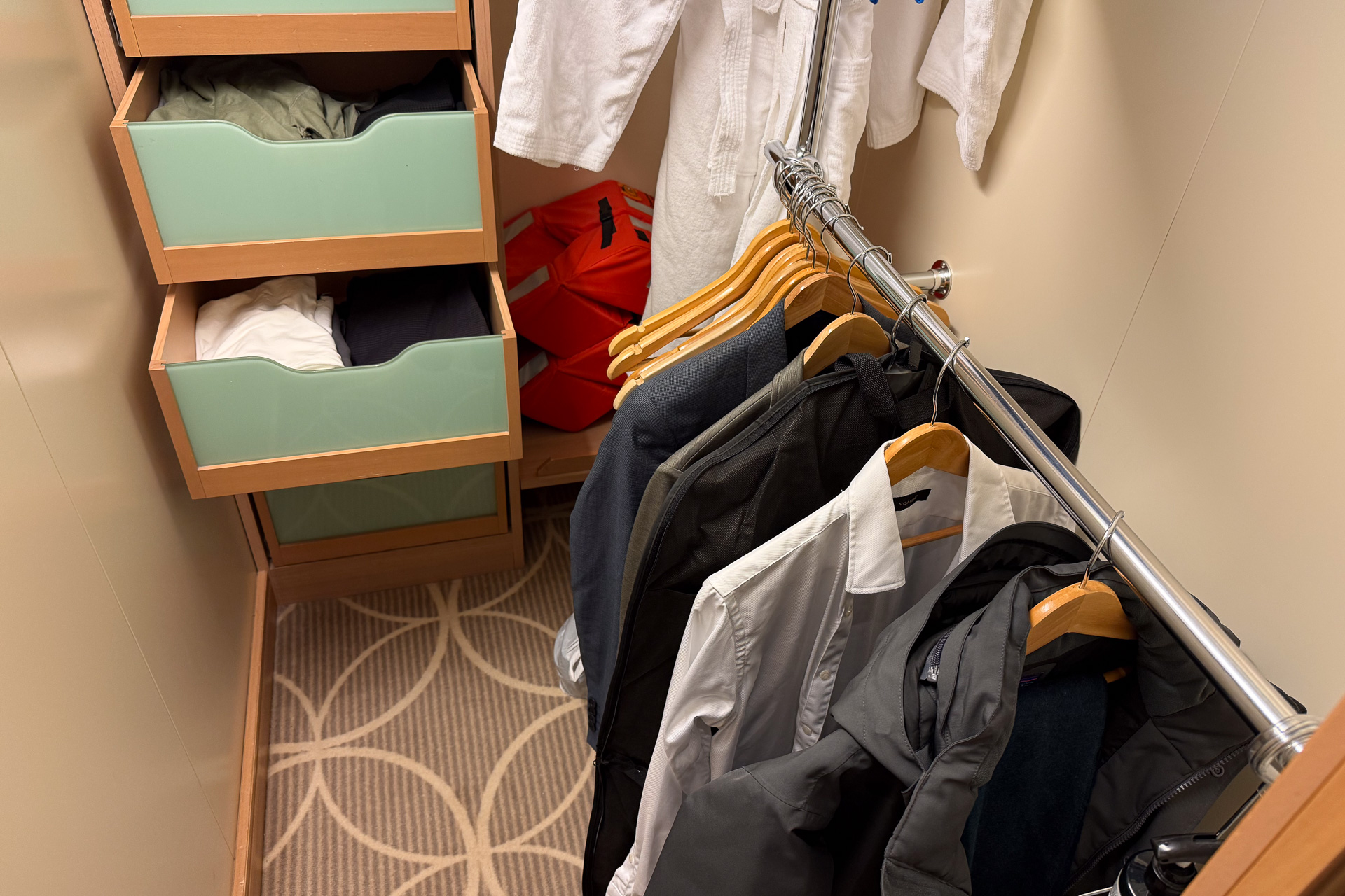 持ち込んだ衣類はハンガーと引き出しに収納してしまうのがお勧め。着替えや入浴時にいちいちスーツケースをひっくり返さなくて済む