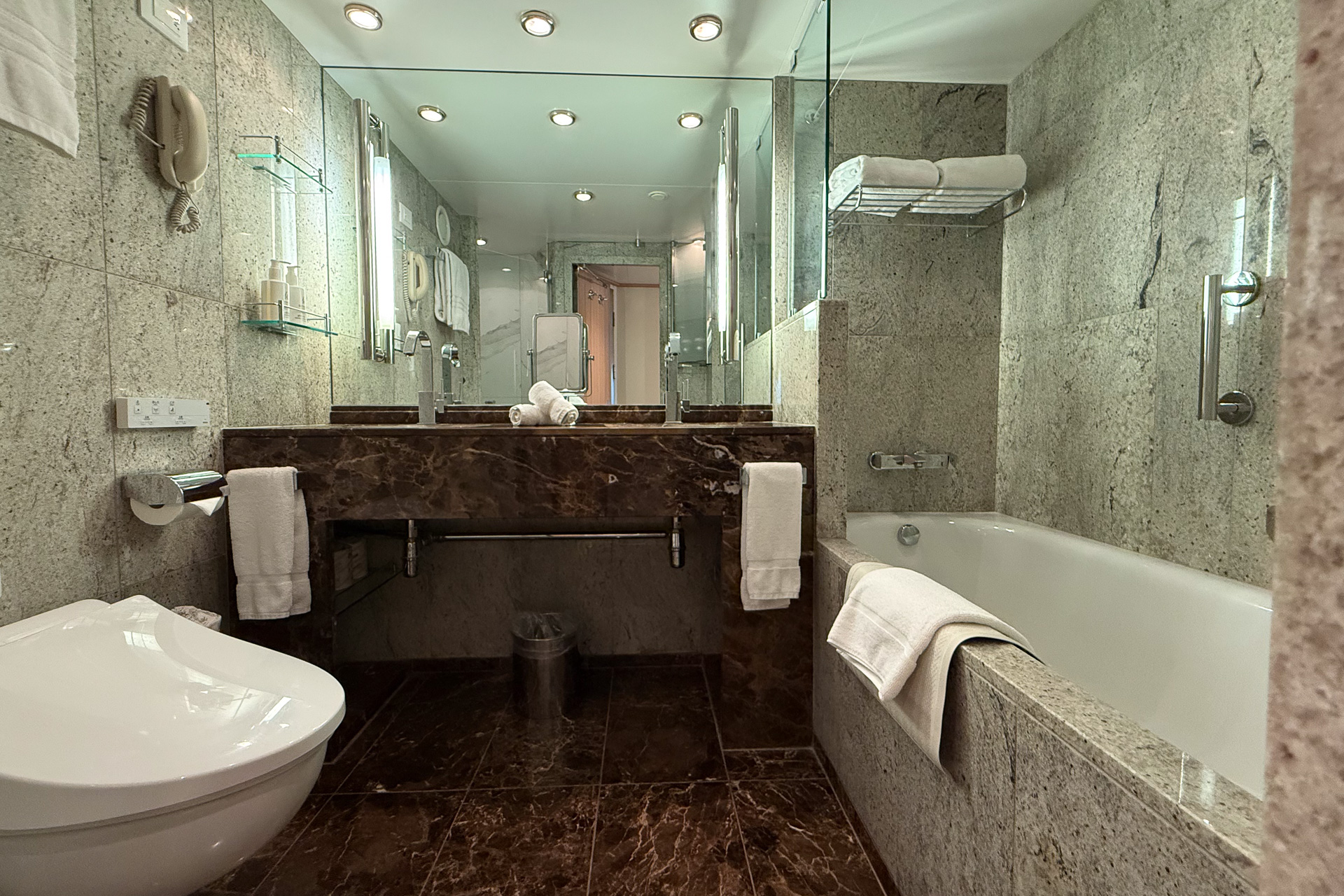 このスイートのもう1つの主役、浴室