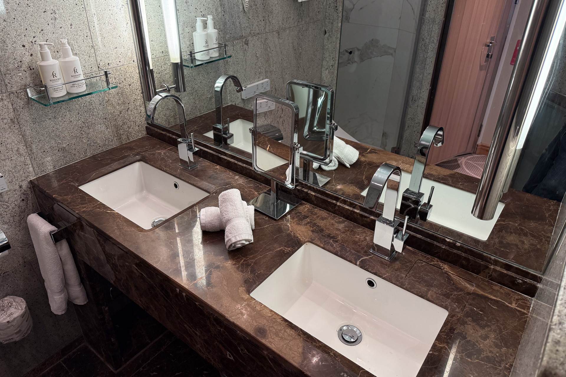 ダブルシンクでゆったり使える洗面台