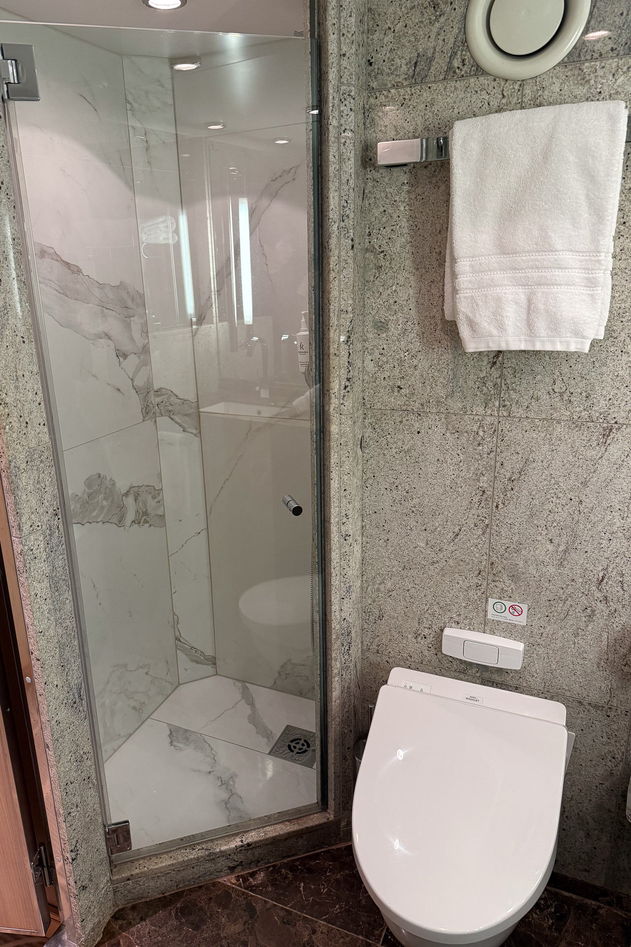 シャワーブースと温水洗浄便座のトイレ