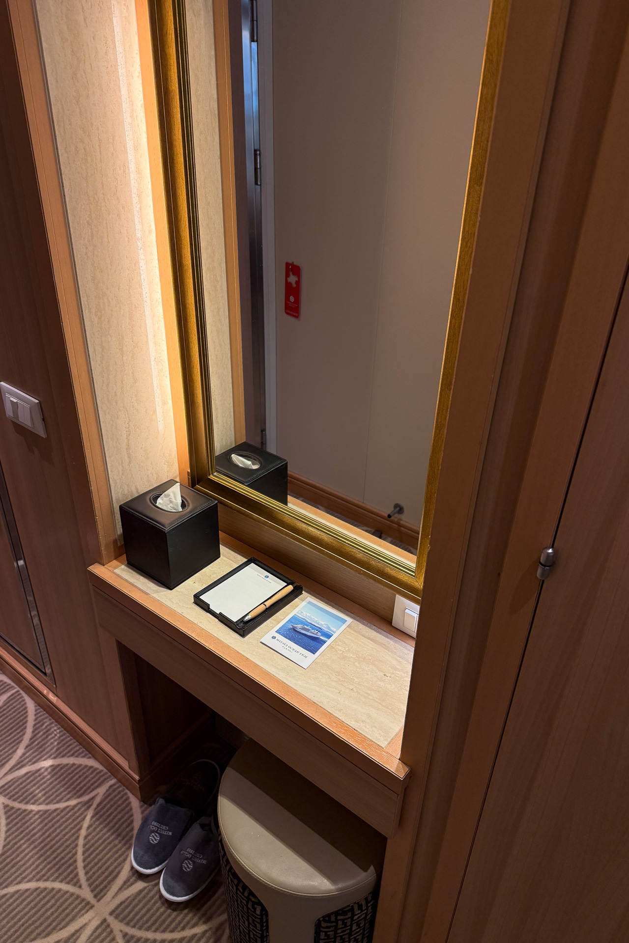 クローゼットと浴室の間にある鏡台