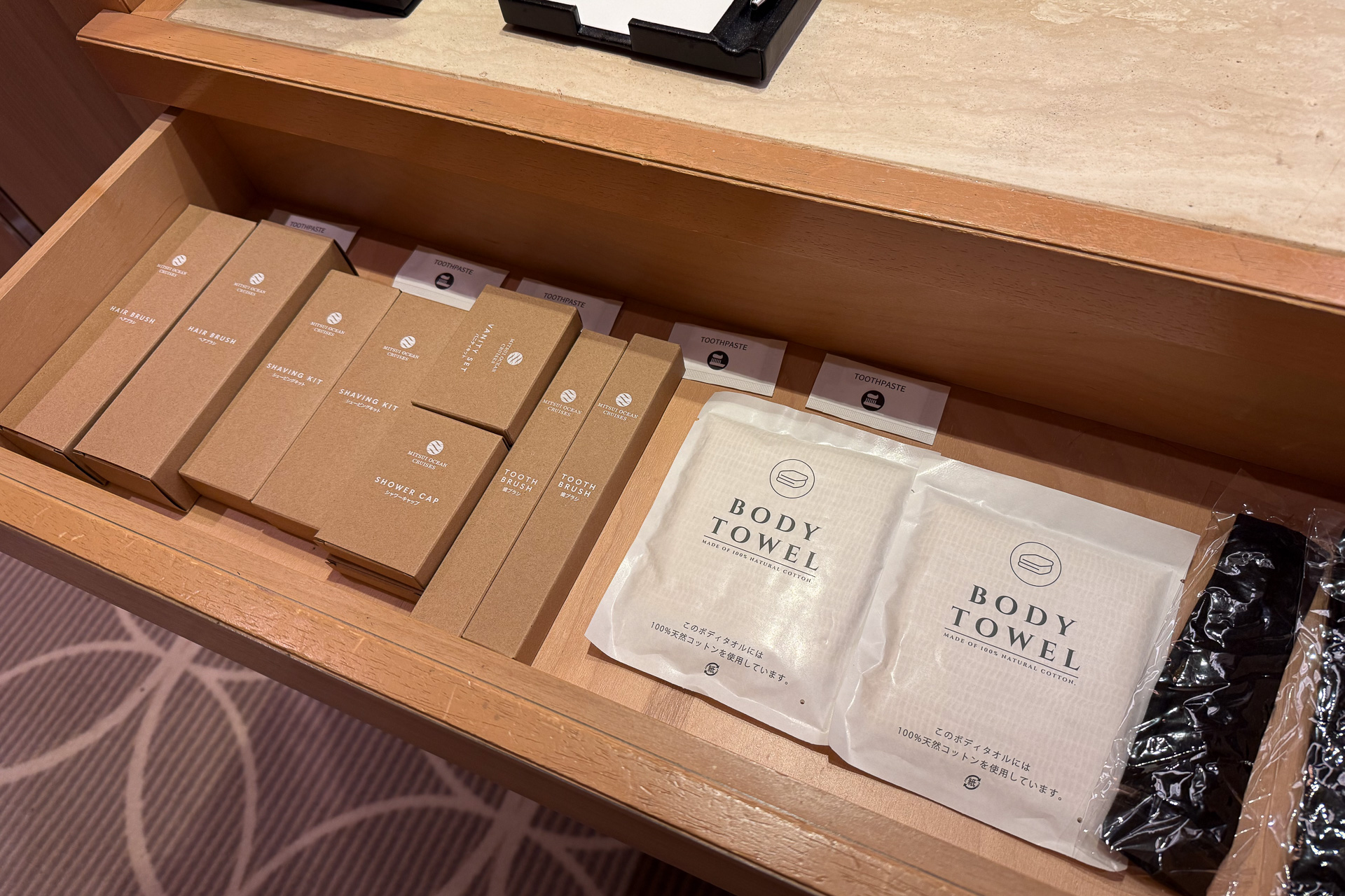 アメニティ類は鏡台の引き出しに収納してある（初日の夜に気付いた）