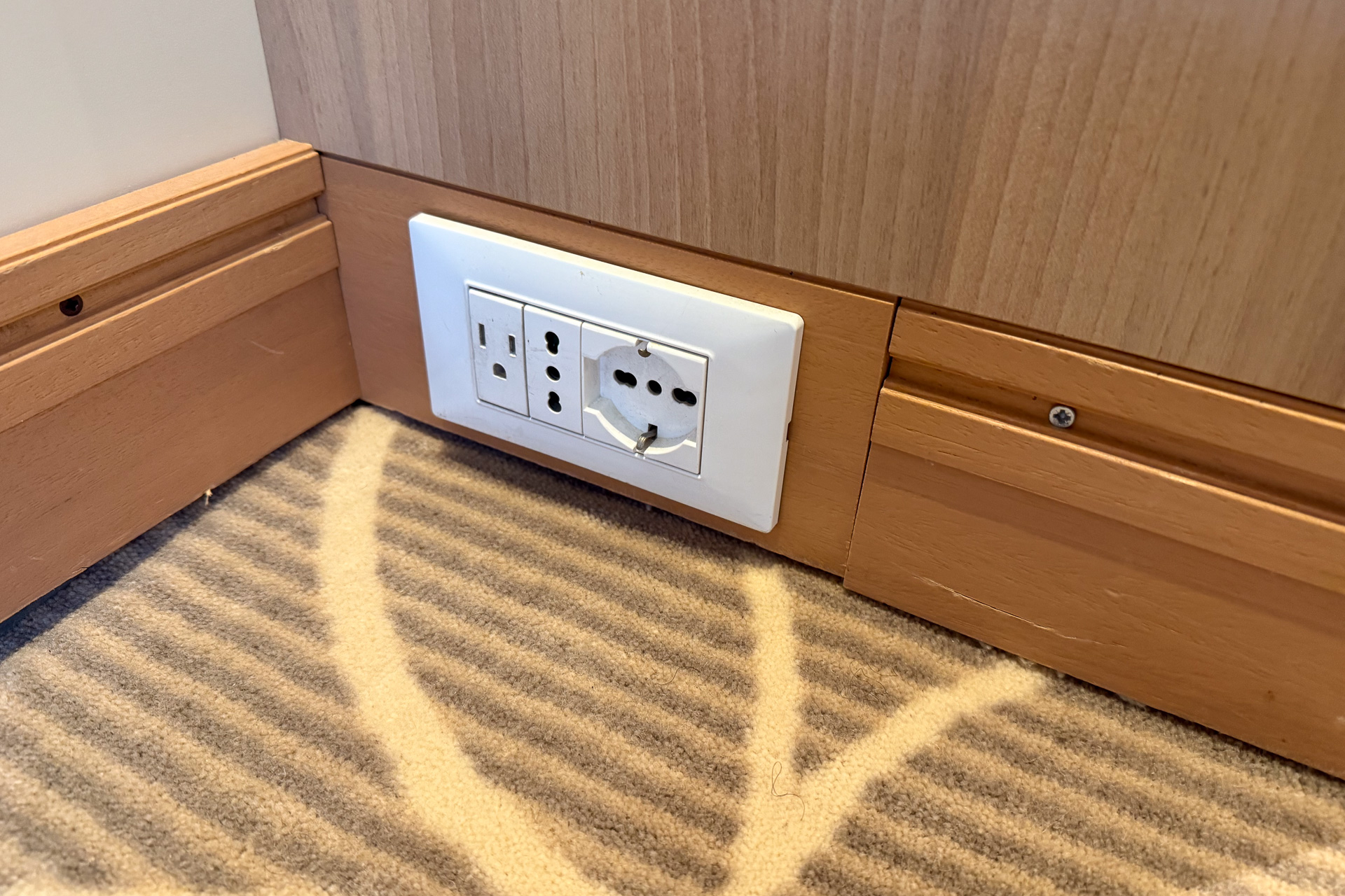 壁のコンセント。日本のタイプAもあるので、変換アダプタを持ち込む必要はない