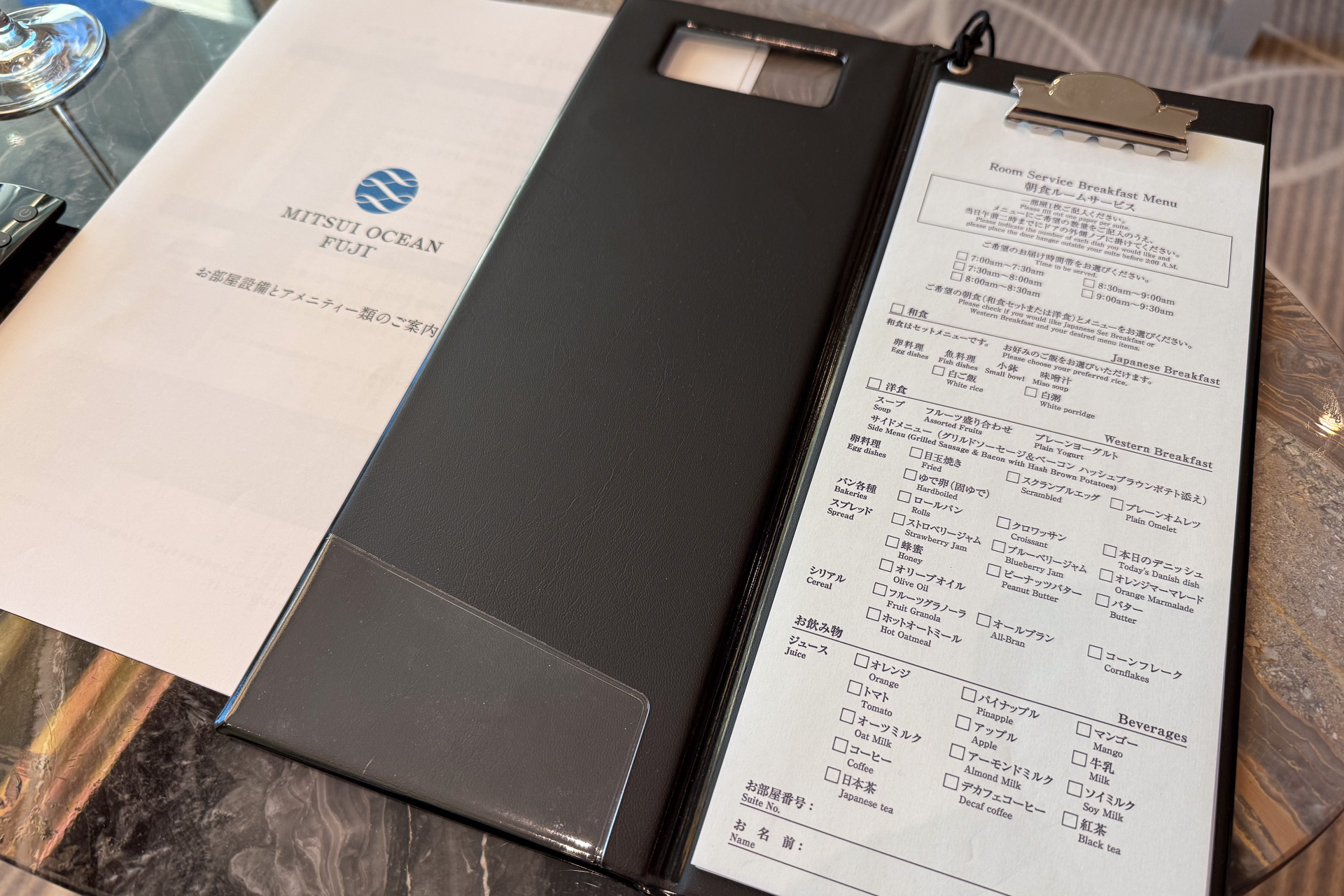 朝食ルームサービスは前の晩（26時）までに希望を選んで外のドアノブに掛けておく