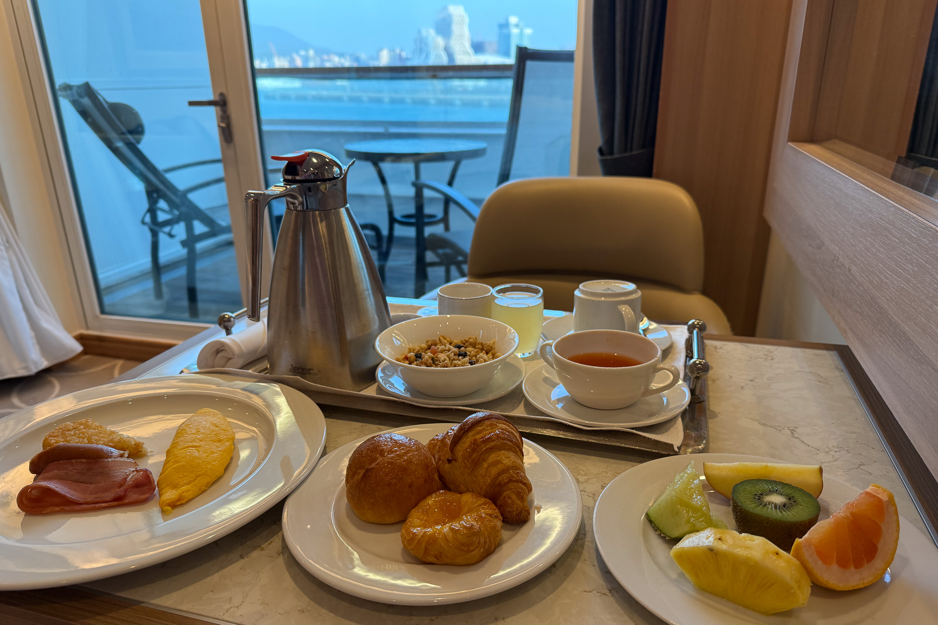 とある日の朝食ルームサービス