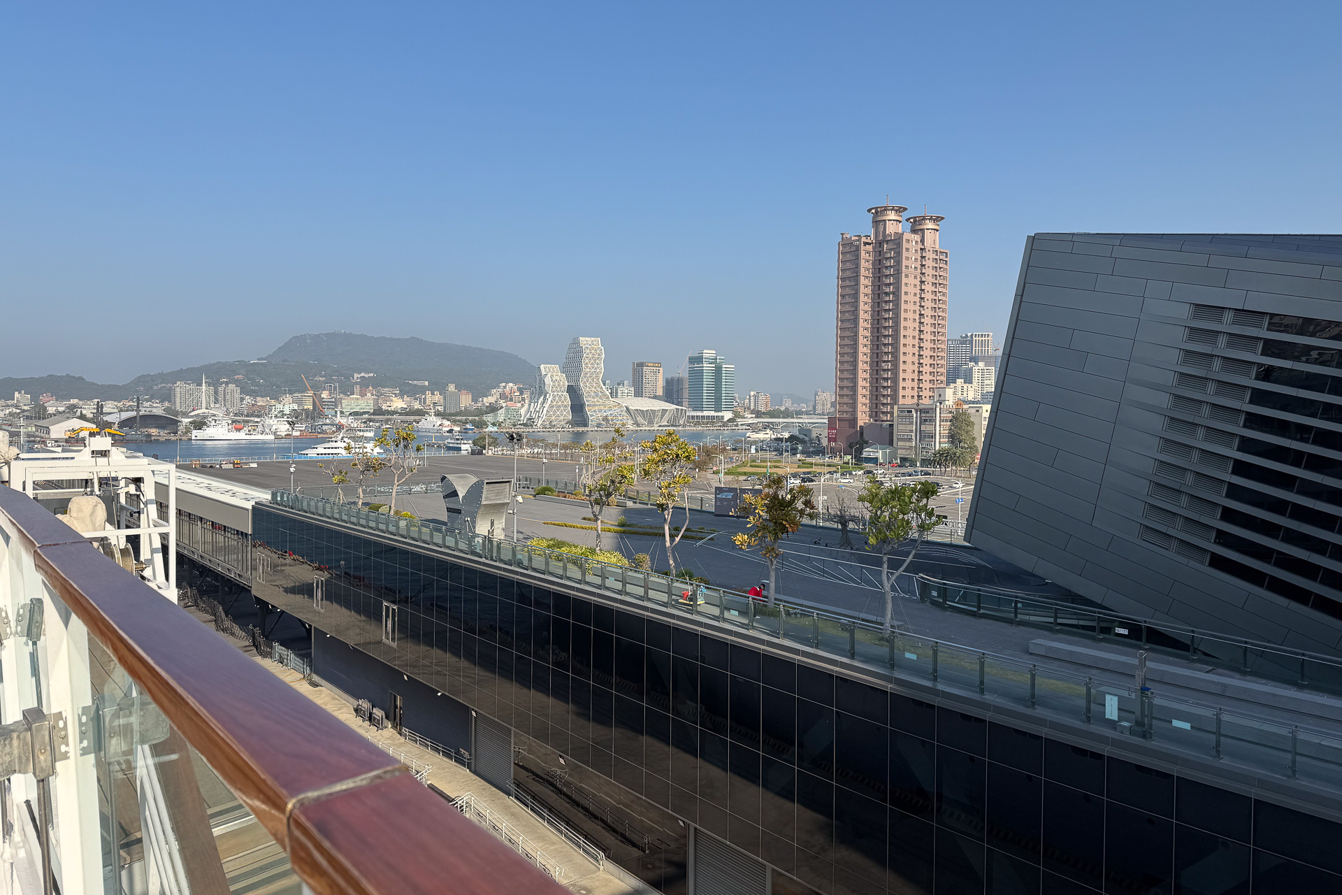 最初の寄港地、台湾・高雄のクルーズターミナルに着岸