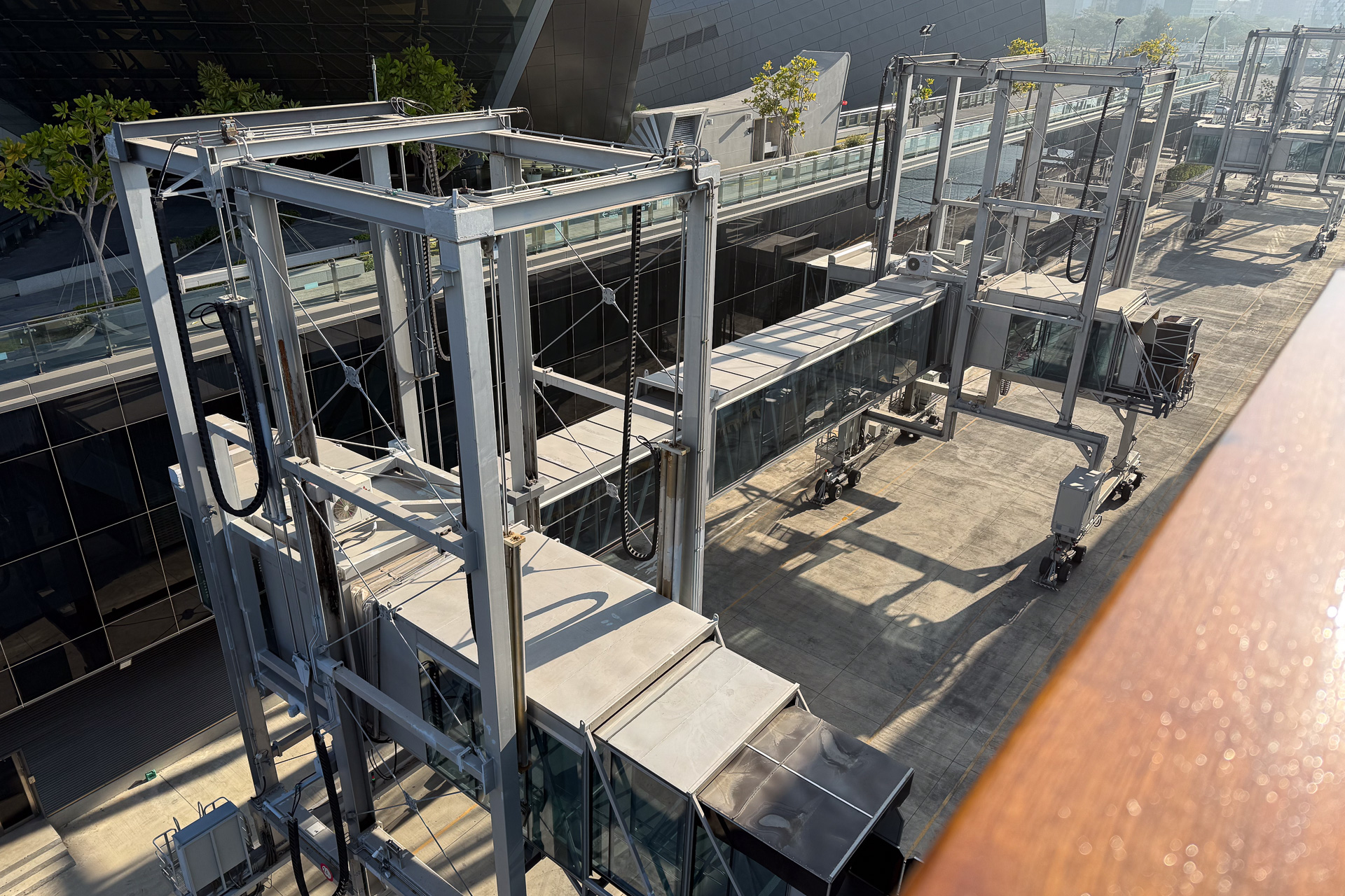 港によって異なるが、高雄は搭乗橋で上下船を行なう