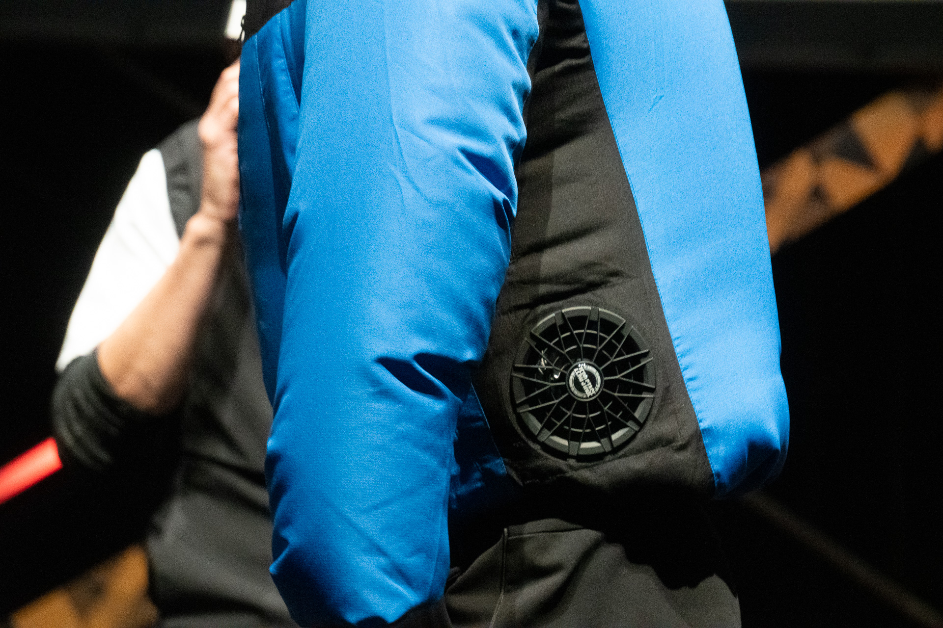 従来品のファン付きウェア。特有の「着膨れ感」はあるが、衣類内でしっかり風を循環させるメリットもある