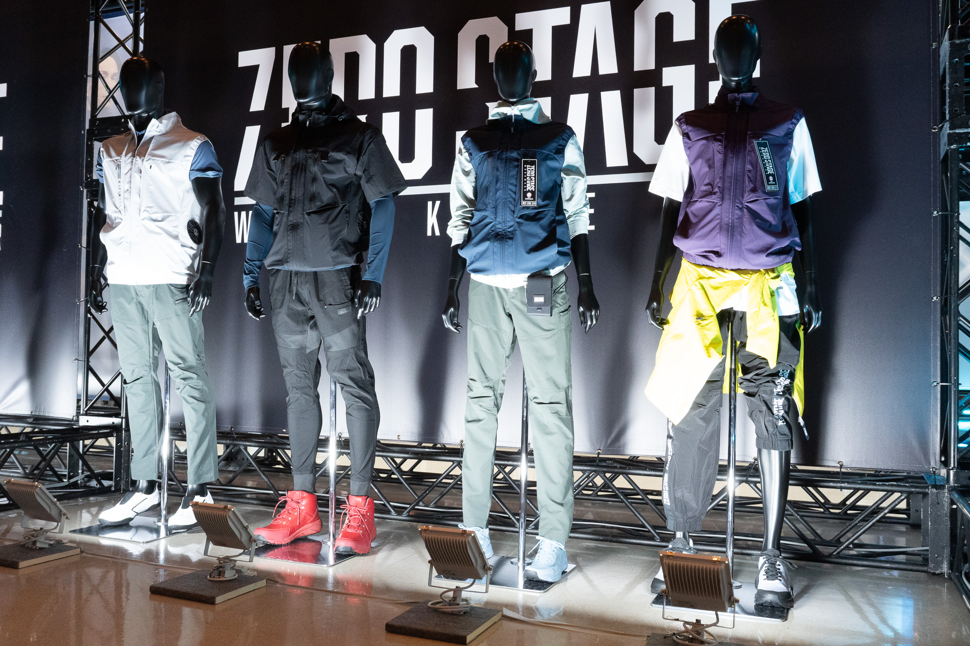 各ファン付きウェアには、専用バッテリー（別売り）を携帯するためのカラビナポーチが付属する。パンツのベルトループなどに提げて使用する