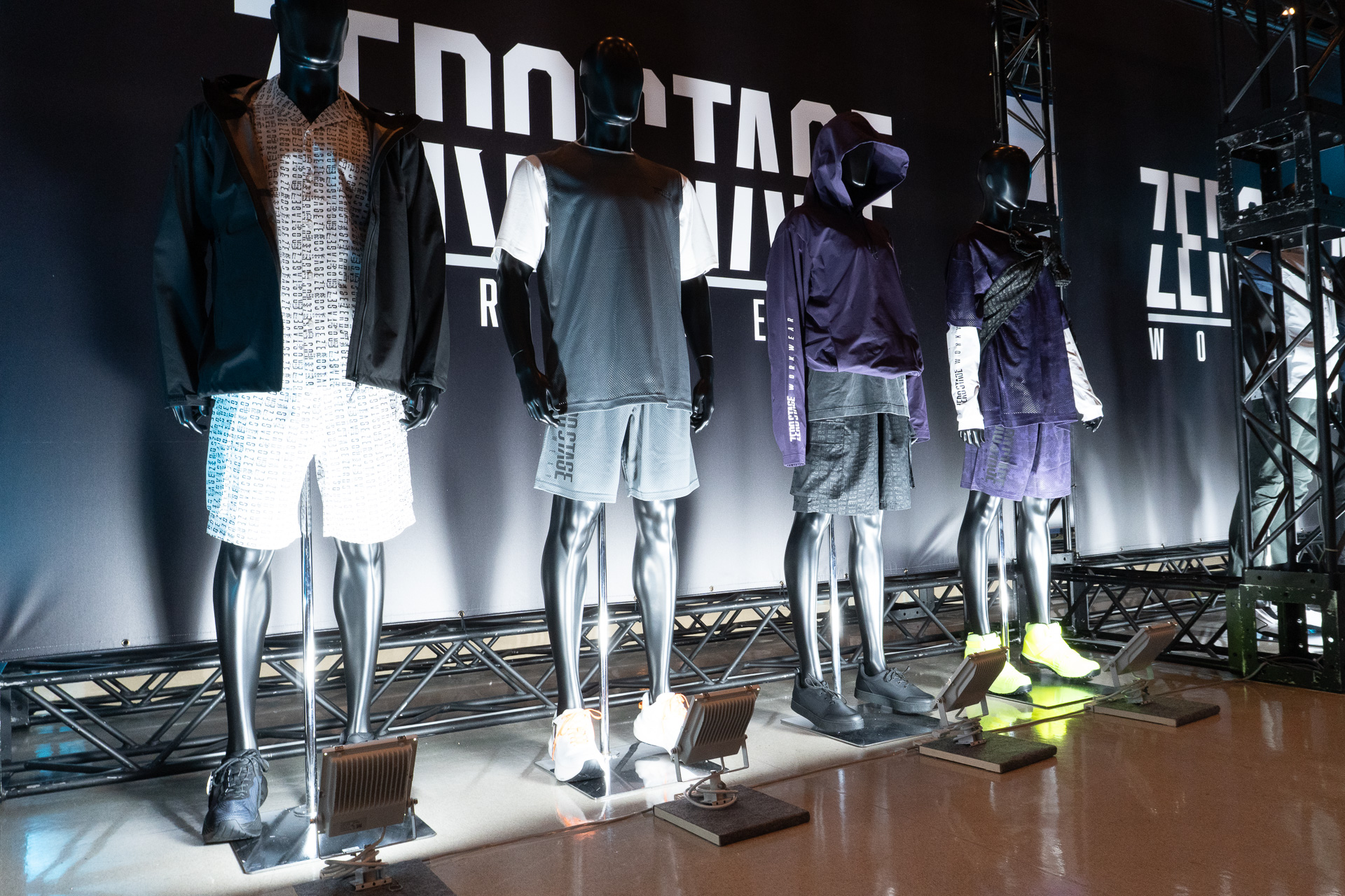 各ファン付きウェアには、専用バッテリー（別売り）を携帯するためのカラビナポーチが付属する。パンツのベルトループなどに提げて使用する