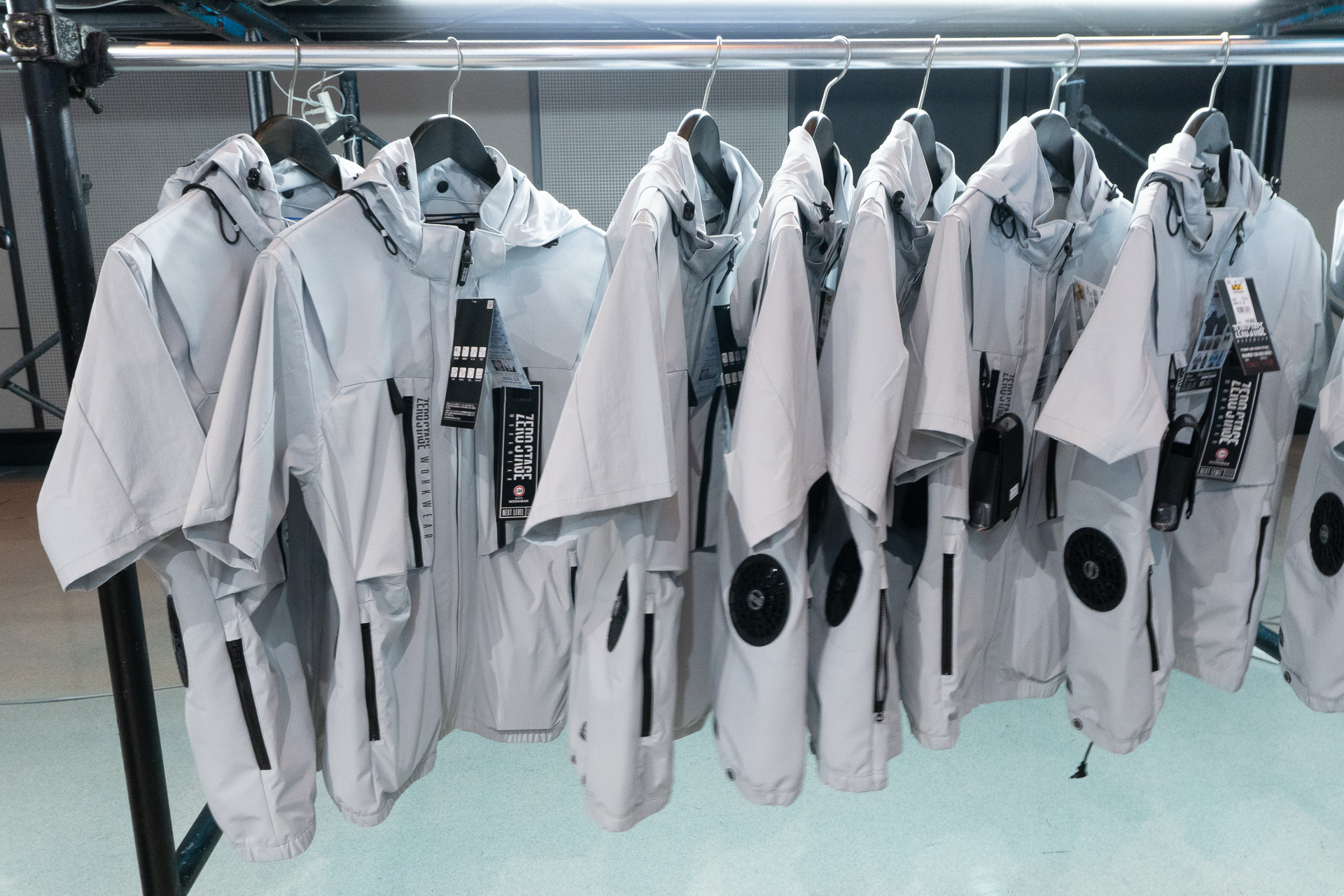 各ファン付きウェアには、専用バッテリー（別売り）を携帯するためのカラビナポーチが付属する。パンツのベルトループなどに提げて使用する