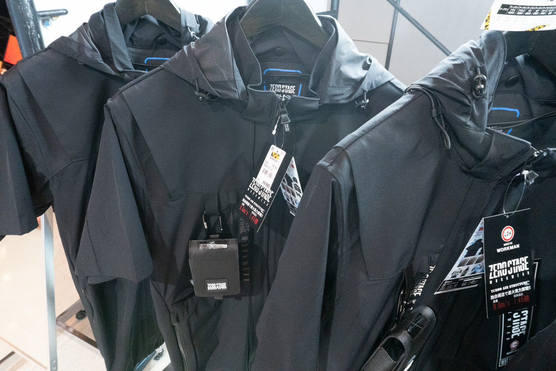 各ファン付きウェアには、専用バッテリー（別売り）を携帯するためのカラビナポーチが付属する。パンツのベルトループなどに提げて使用する