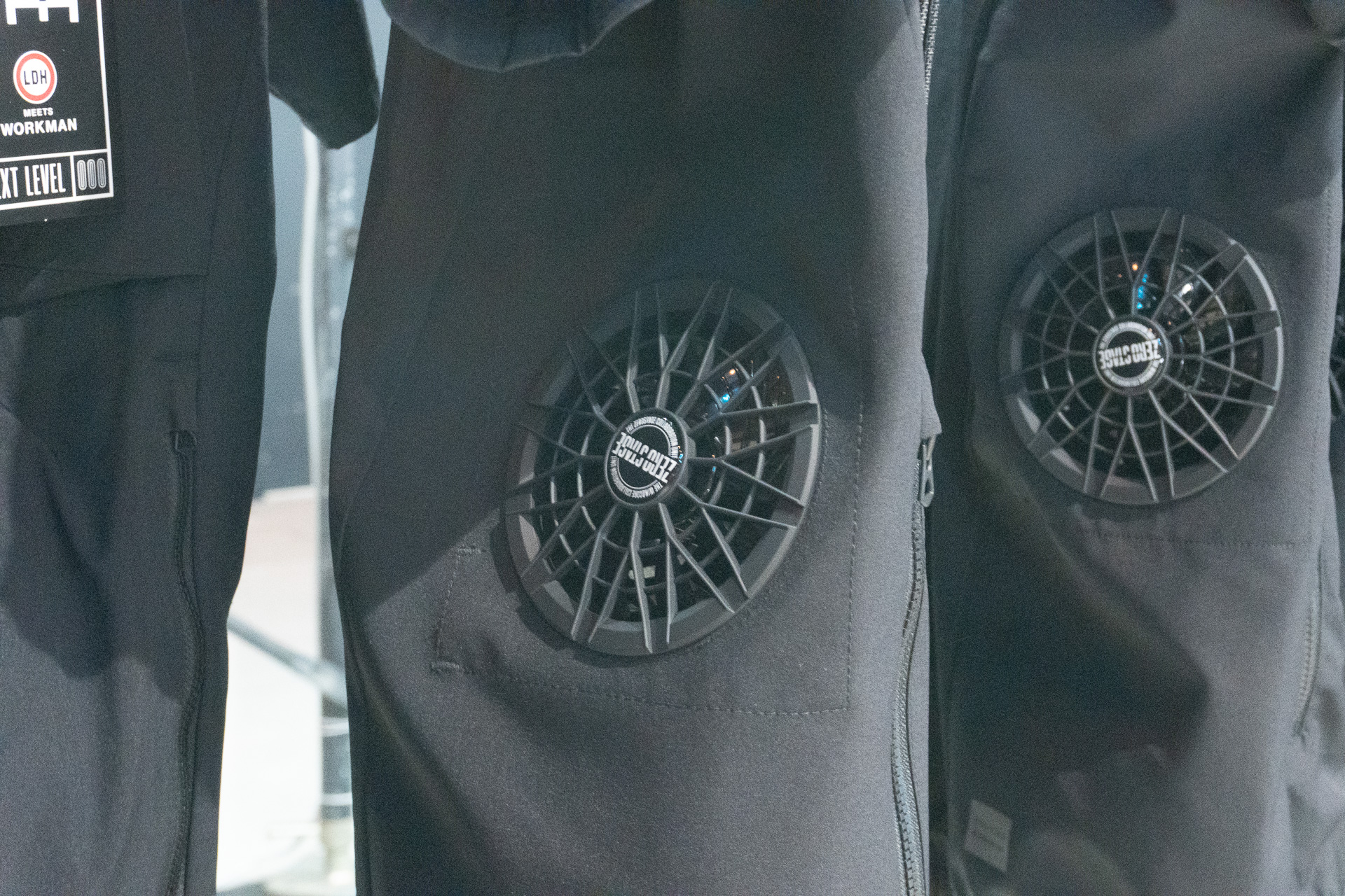 各ファン付きウェアには、専用バッテリー（別売り）を携帯するためのカラビナポーチが付属する。パンツのベルトループなどに提げて使用する