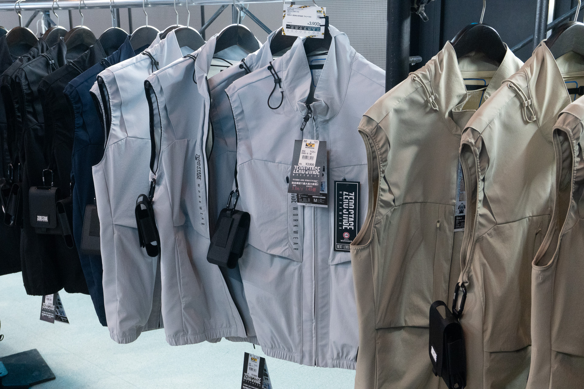 各ファン付きウェアには、専用バッテリー（別売り）を携帯するためのカラビナポーチが付属する。パンツのベルトループなどに提げて使用する