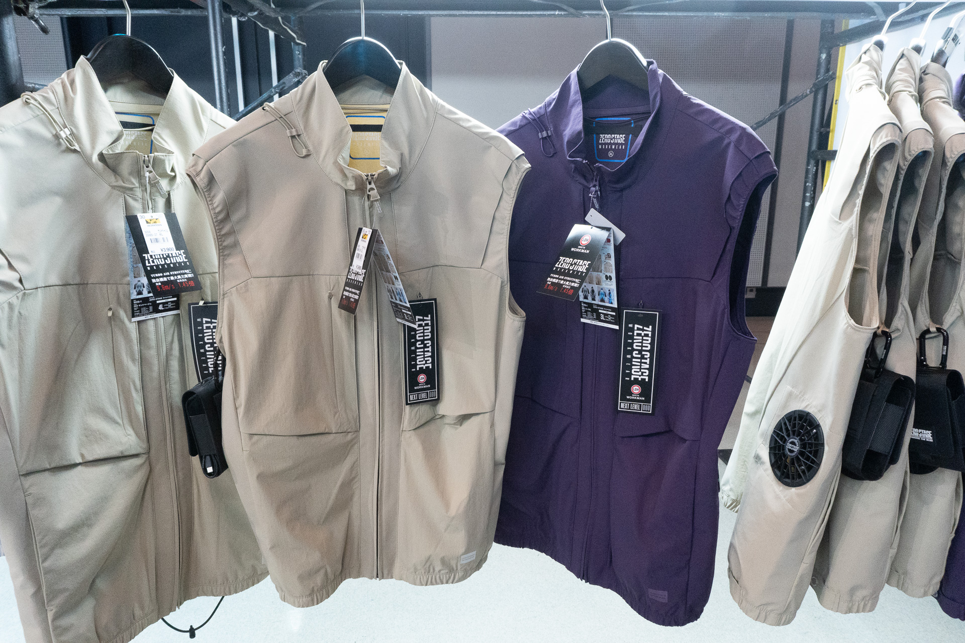 各ファン付きウェアには、専用バッテリー（別売り）を携帯するためのカラビナポーチが付属する。パンツのベルトループなどに提げて使用する