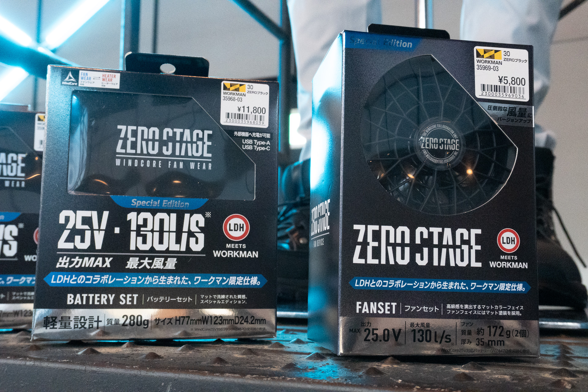 各ファン付きウェアには、専用バッテリー（別売り）を携帯するためのカラビナポーチが付属する。パンツのベルトループなどに提げて使用する