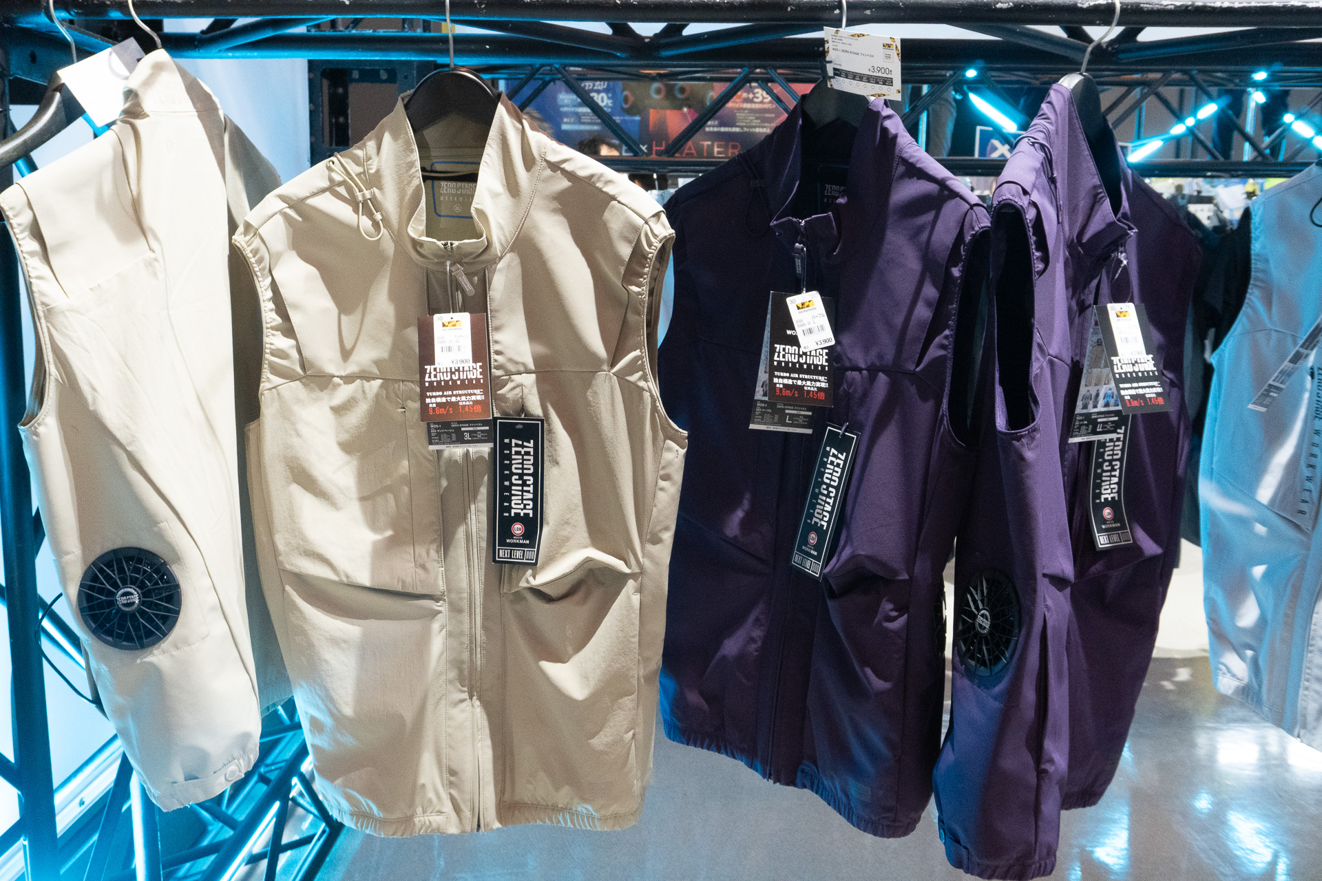 各ファン付きウェアには、専用バッテリー（別売り）を携帯するためのカラビナポーチが付属する。パンツのベルトループなどに提げて使用する