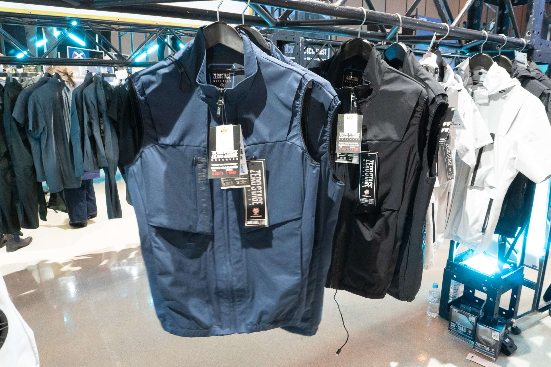 各ファン付きウェアには、専用バッテリー（別売り）を携帯するためのカラビナポーチが付属する。パンツのベルトループなどに提げて使用する