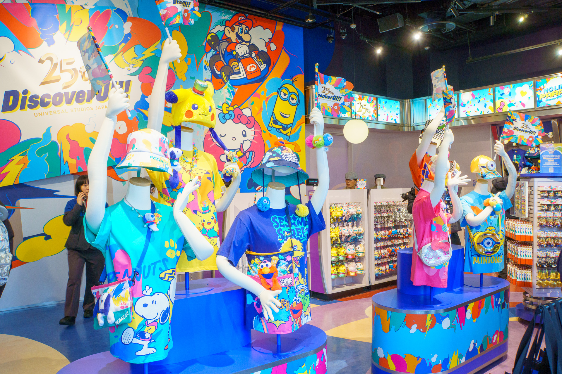 身につけグッズのお手本コーデはこちら！　店内には巨大フラッグのフォトスポットもある