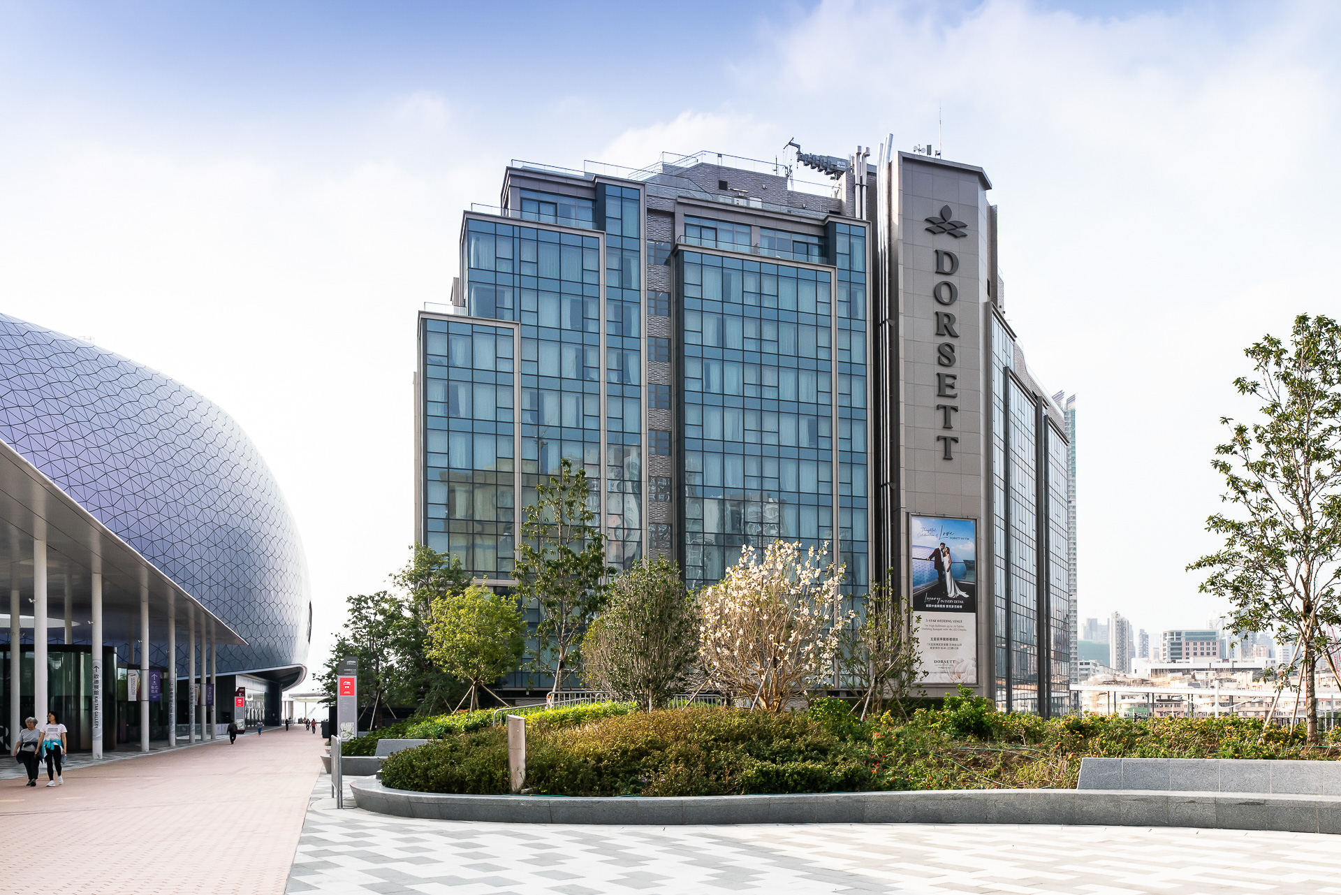 「ドーセット・カイタック香港」。周辺はカイタックスポーツパークとなっていて、左横にカイタック・スタジアムが見える