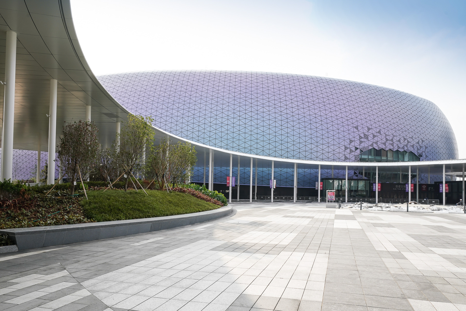 開閉屋根を備え5万人を収容する巨大なカイタック・スタジアム