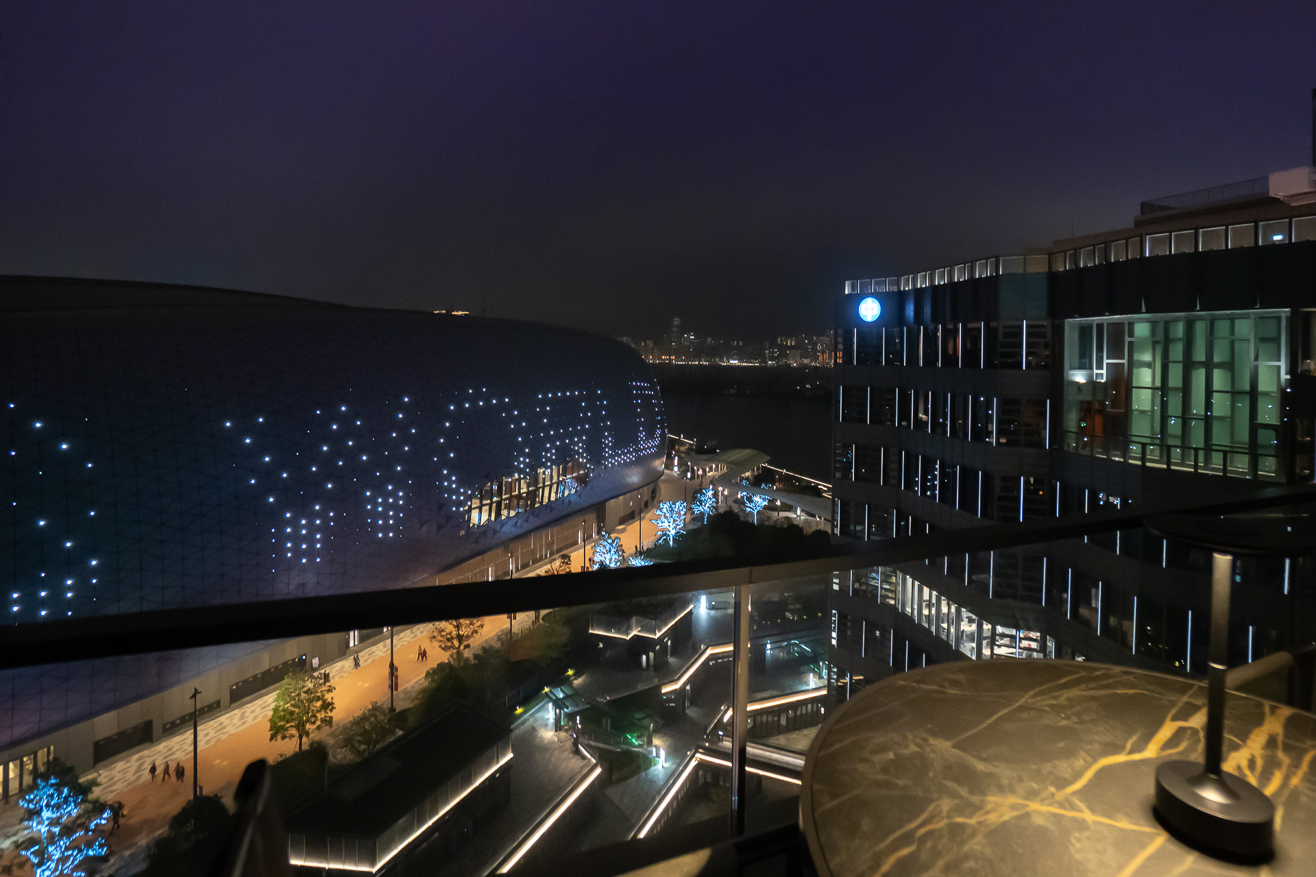 カイタック・スタジアムは、夜間に電光表示が流れる。「ドーセット・カイタック香港」のルーフトップ・バーから見た眺め