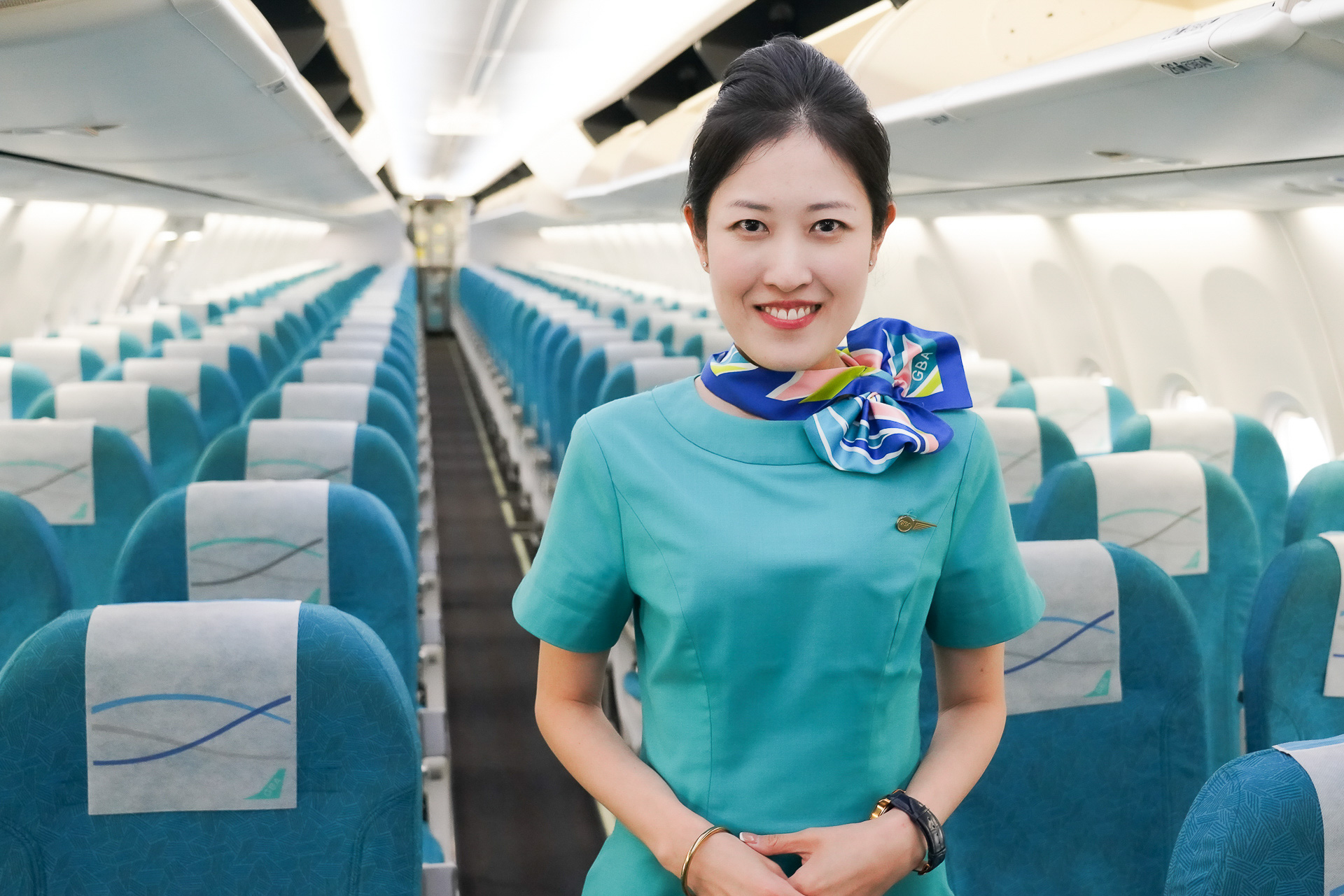 シートと客室乗務員のユニフォームは、明るいブルーで統一